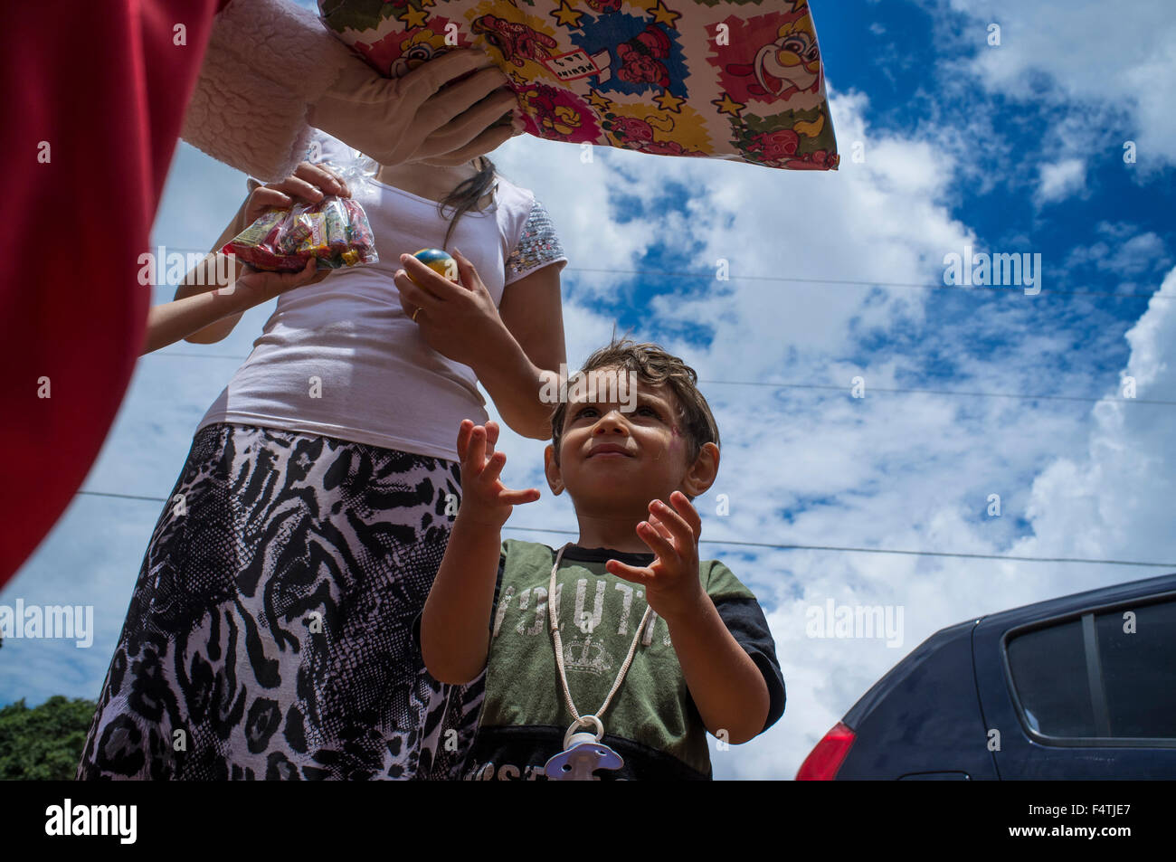 Uomo abiti fino a Santa Claus per visitare quartieri poveri e distribuire doni per i bambini a Natale. Nova Friburgo Città, Stato di Rio de Janeiro, Brasile. Foto Stock