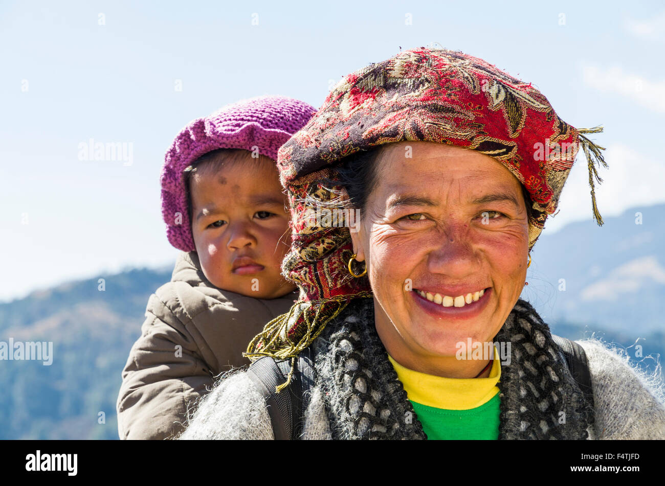 Ritratto di una donna locale, portando il suo bambino sulla schiena Foto Stock