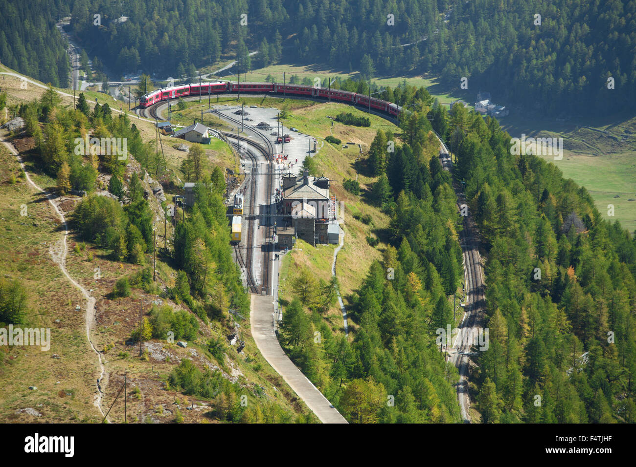 Ferrovia retica nei pressi di Alp Grüm, Foto Stock