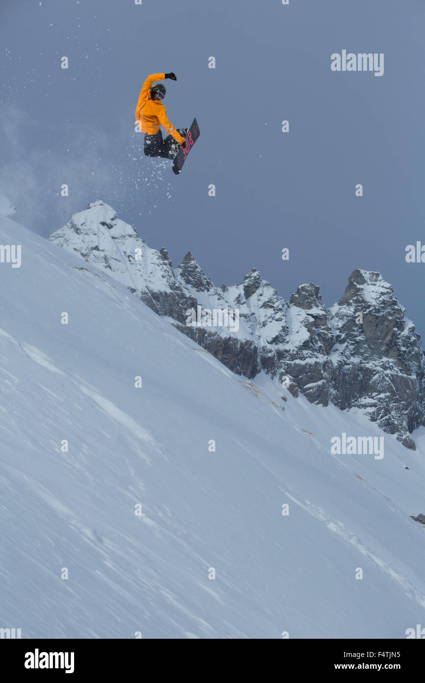 Salto con Snowboard di fronte Tschingelhörner Foto Stock