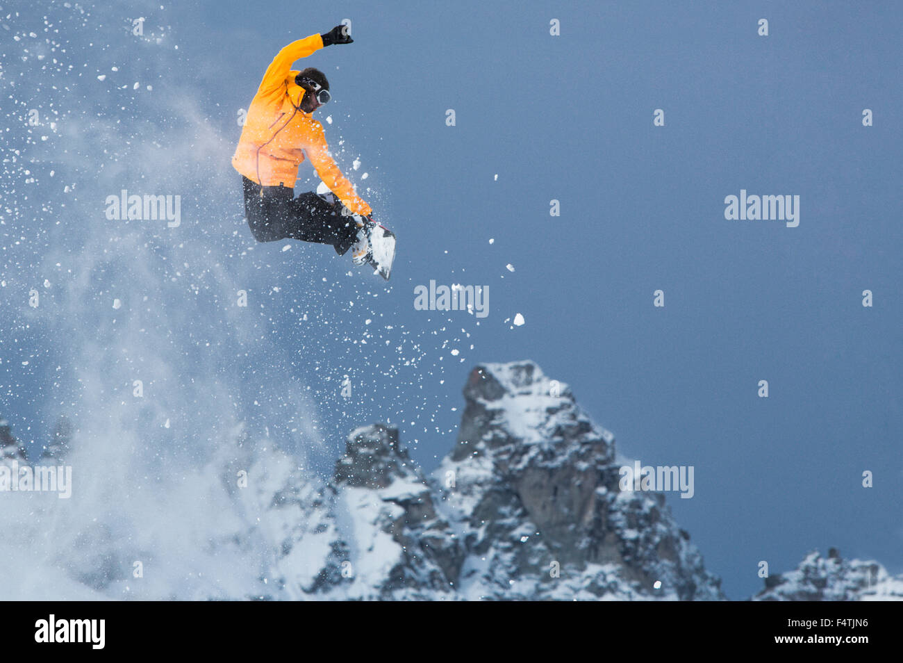 Salto con Snowboard di fronte Tschingelhörner Foto Stock