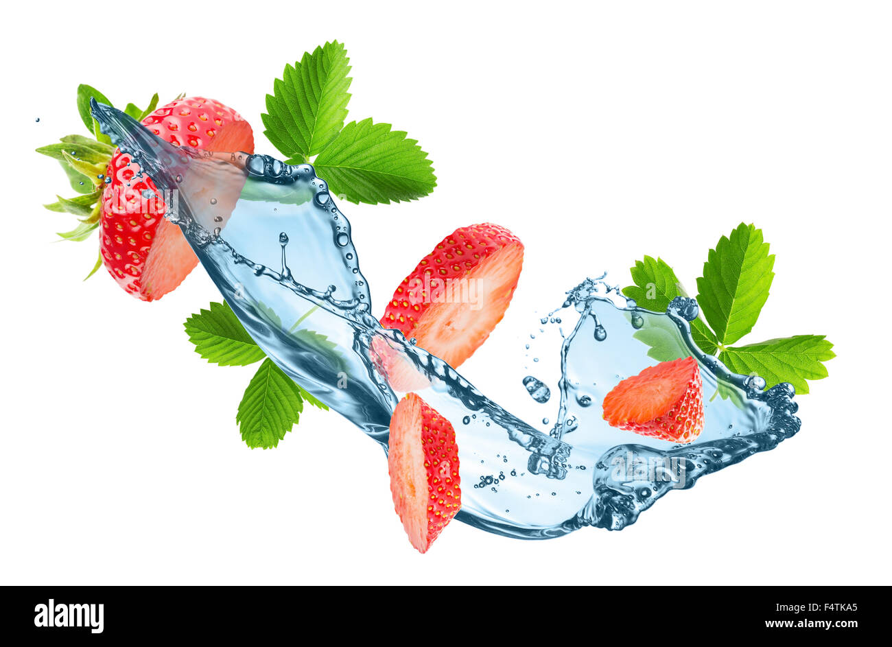 Le fragole rientranti con acqua splash isolato su uno sfondo bianco. Foto Stock