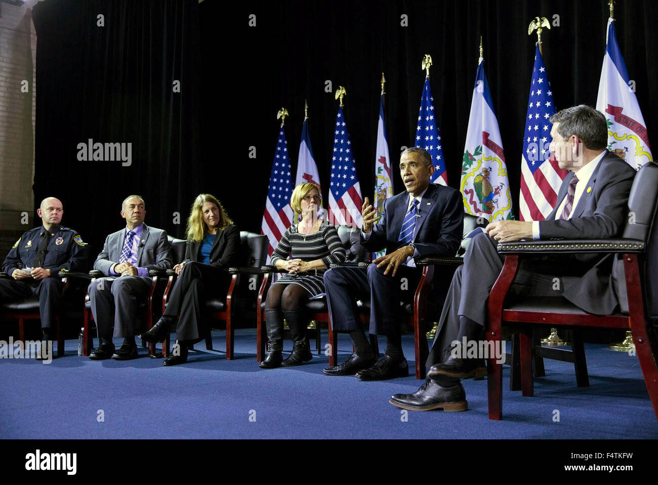 Charleston, West Virginia, USA. 22 ottobre, 2015. Stati Uniti Il presidente Barack Obama partecipa in una comunità del forum sulla prescrizione dei farmaci di abuso e di epidemia di eroina, alla estremità est famiglia Resource Center Ottobre 21, 2015 a Charleston, West Virginia. I partecipanti comprendono, da destra a sinistra, il Dott. Michael Botticelli, Direttore dell'Ufficio nazionale di controllo delle droghe politica; Cary Dixon, madre del figlio nel recupero e nel ricevere il trattamento con il farmaco in prigione; la salute e i servizi umani Segretario Sylvia Mathews-Burwell. Foto Stock