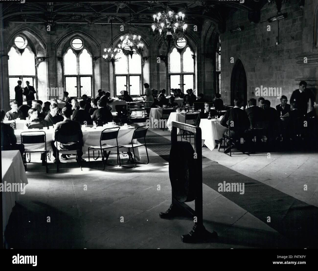 1963 - Qual è il prossimo passo per il Principe Carlo? Un Collegio Multi-Racial?: Atlantico College è la scuola per il sesto-formatori di eseguire solo su linee Gordonstoun e situato in una bellissima vecchia (Elizabethan/medievale aggiunte plus) St. Donat's Castle sulla costa gallese tra Swansea e Cardiff. Si tratta di multi-nazionale, multi-razziale, include tutte le credenze. Il suo obiettivo è quello di fornire una base dalla quale i ragazzi provenienti da diversi paesi possono eventualmente andare a qualsiasi università di loro scelta - in Europa o nel mondo - senza la lingua attuale problema e il verying standard di istruzione ovunque. Viene posta maggiore enfasi sulle lingue. Ogni ragazzo ha Foto Stock