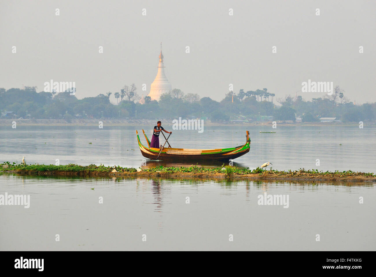Uomo locale in una barca che remi vicino a U Bein Bridge, Amarapura, regione di Mandalay, Myanmar (ex Birmania) Sud-est asiatico Foto Stock