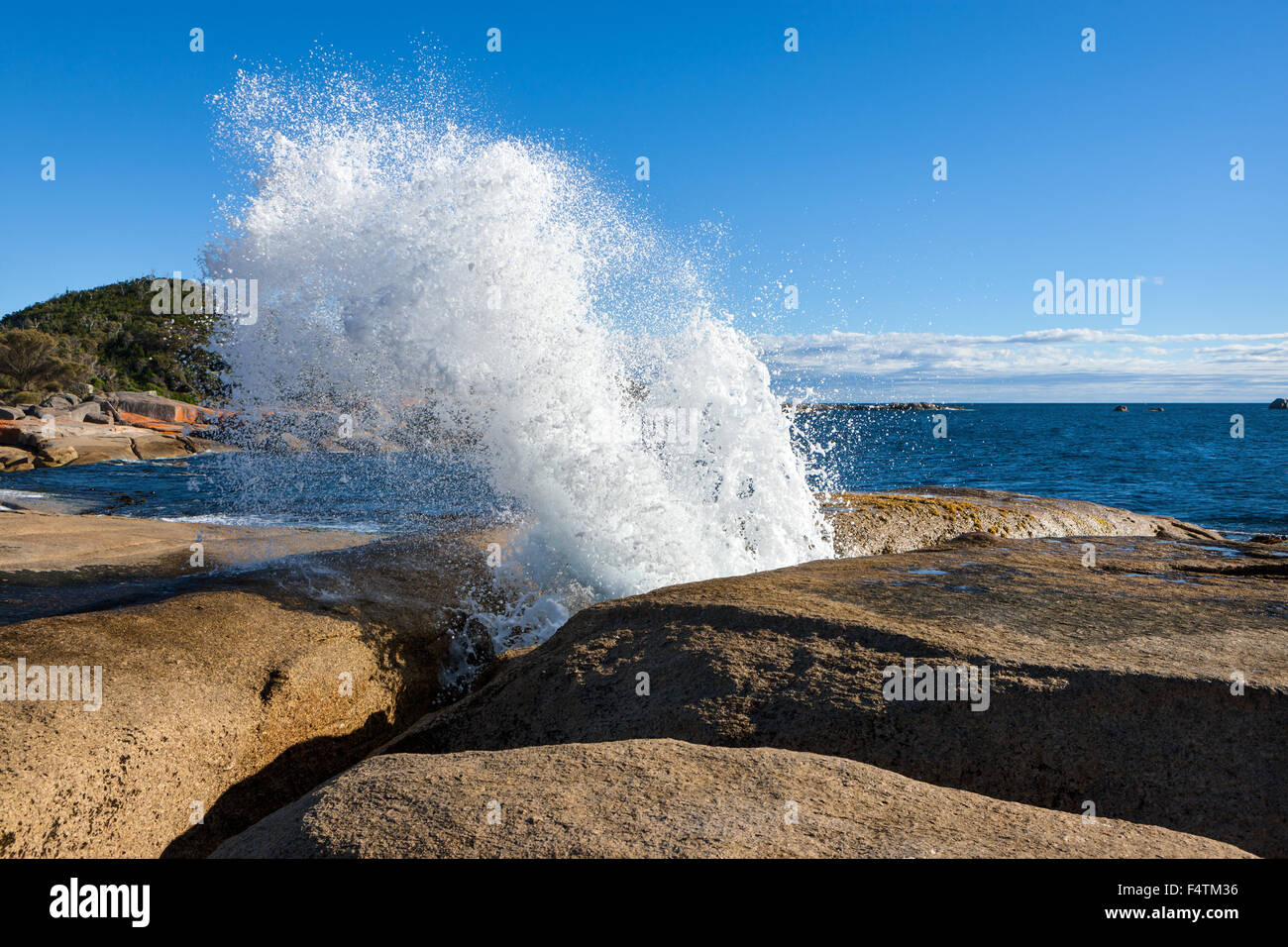 Bicheno Blowhole, Australia Tasmania, costa orientale, Mare, costa, wave, schiuma, foro di acqua Foto Stock