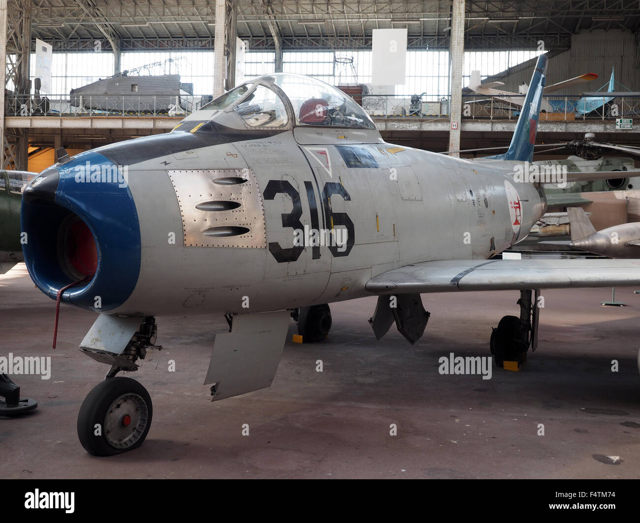 Storici, antichi aereo da caccia F-86 Sabre in mostra presso il Museo Reale delle Forze Armate e della storia militare di Ci Foto Stock