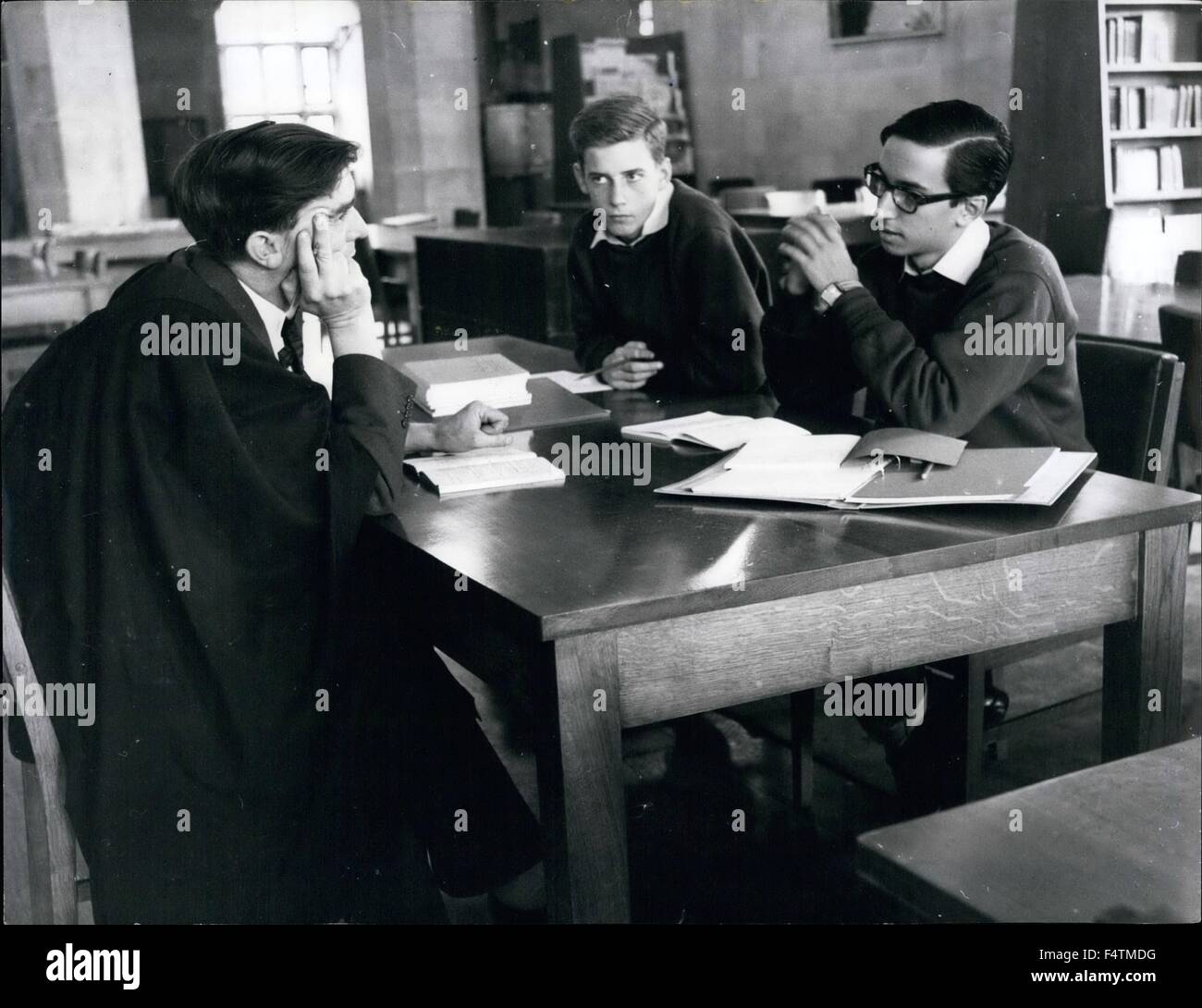 1963 - Qual è il prossimo passo per il Principe Carlo? Un Collegio Multi-Racial?: Atlantico College è la scuola per il sesto-formatori di eseguire solo su linee Gordonstoun e situato in una bellissima vecchia (Elizabethan/medievale aggiunte plus) St. Donat's Castle sulla costa gallese tra Swansea e Cardiff. Si tratta di multi-nazionale, multi-razziale, include tutte le credenze. Il suo obiettivo è quello di fornire una base dalla quale i ragazzi provenienti da diversi paesi possono eventualmente andare a qualsiasi università di loro scelta - in Europa o nel mondo - senza la lingua attuale problema e il verying standard di istruzione ovunque. Viene posta maggiore enfasi sulle lingue. Ogni ragazzo ha Foto Stock