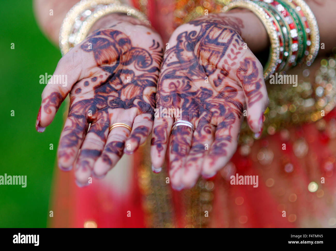 Sposa indiana di henna sulle mani Foto Stock