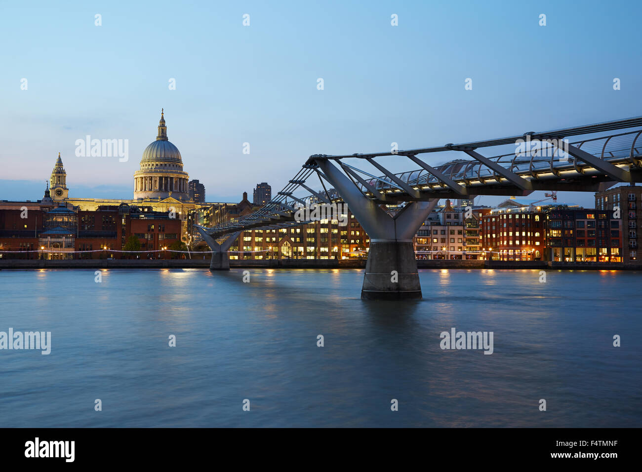 La Cattedrale di St Paul e il Millennium Bridge di Londra di notte, colori naturali Foto Stock