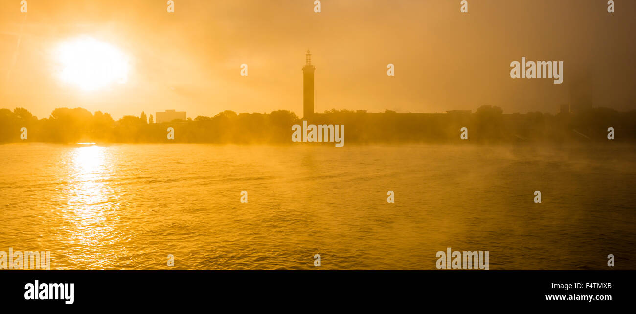 Antica Fiera torre, alter Messeturm, Germania, Europa, inizio nebbia, Colonia, Köln-Deutz, panorama, Reno, shore, sunrise, acqua Foto Stock