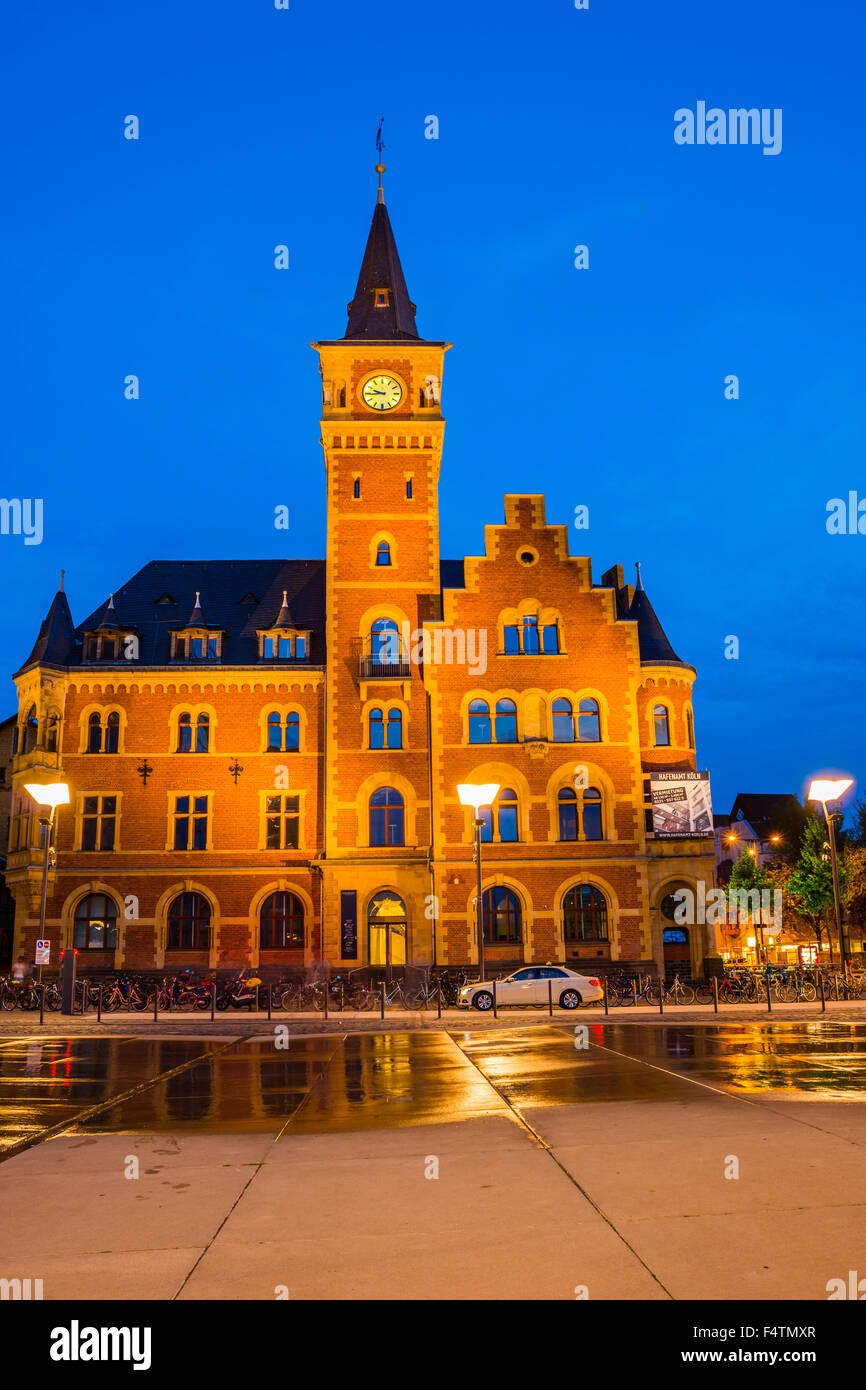 Crepuscolo, architettura, edificio di mattoni, luci, accesa, la costruzione di uffici, blocco, Germania, Europa, edificio port authority, Col Foto Stock