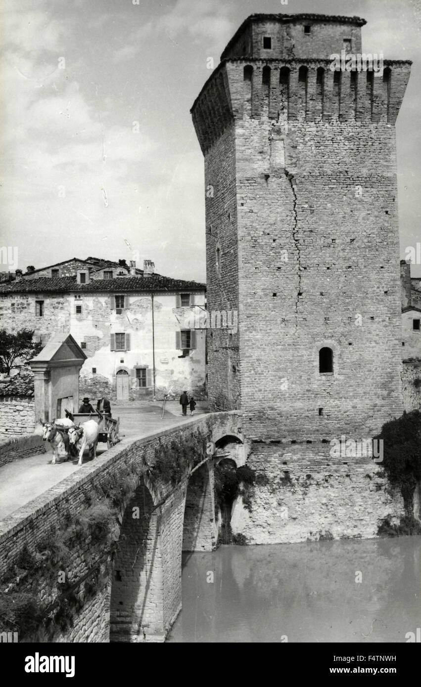 La torre e il ponte romano sul fiume Metauro a Fermignano, Italia Foto Stock