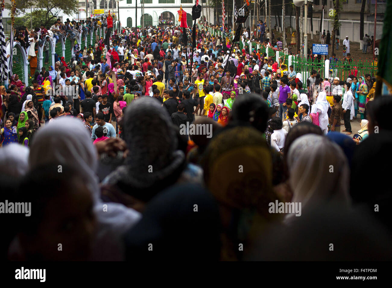 Dacca, Dhaka, Bangladesh. 22 ottobre, 2015. Ottobre 22, 2015 - Dhaka, Bangladesh - i musulmani del Bangladesh di eseguire un raduno religioso a Hussaini Dalan durante l'Arabo mese di Muharram. Muharram è un giorno solenne di lutto per i musulmani sciiti del martirio di Hussein, un nipote del Profeta Mohammad nel 680 d.c. a Karbala nel moderno-giorno in Iraq. Credito: K M Asad/ZUMA filo/Alamy Live News Foto Stock