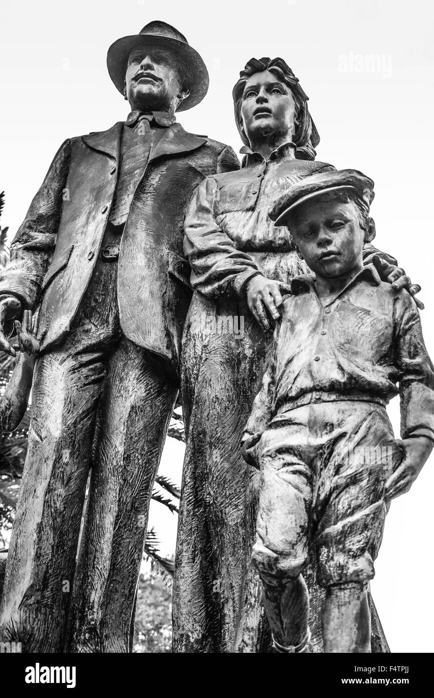 Statua di immigrati dispone di famiglia in bronzo sulla cima di una base di marmo in Centennial Park, Ybor City, FL Foto Stock
