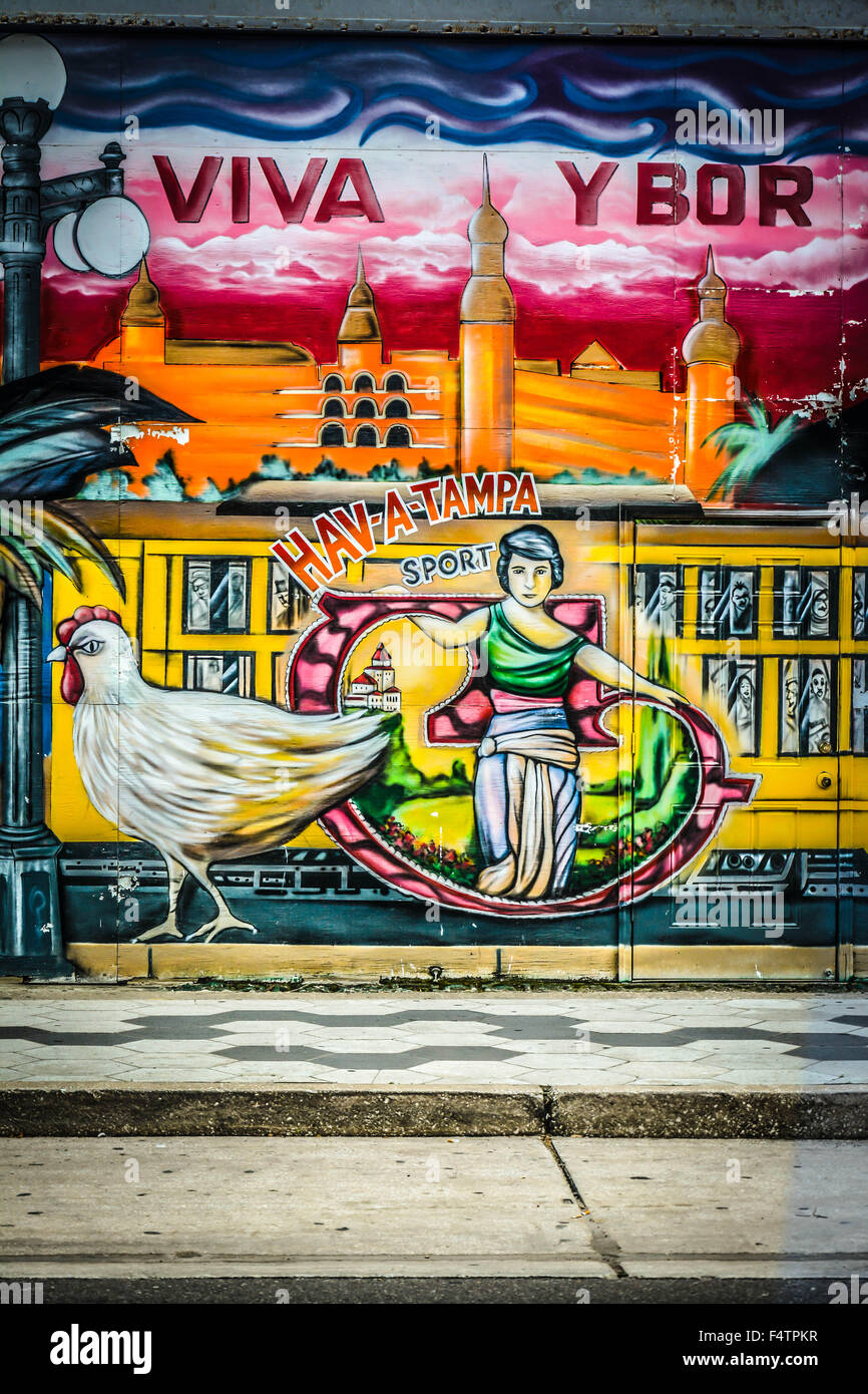 Arte di strada, murales e grafica a Ybor City, FL, l'ex 'Cigar capitale del mondo' insediata da immigrati cubani e spagnoli, vicino a Tampa, FL Foto Stock