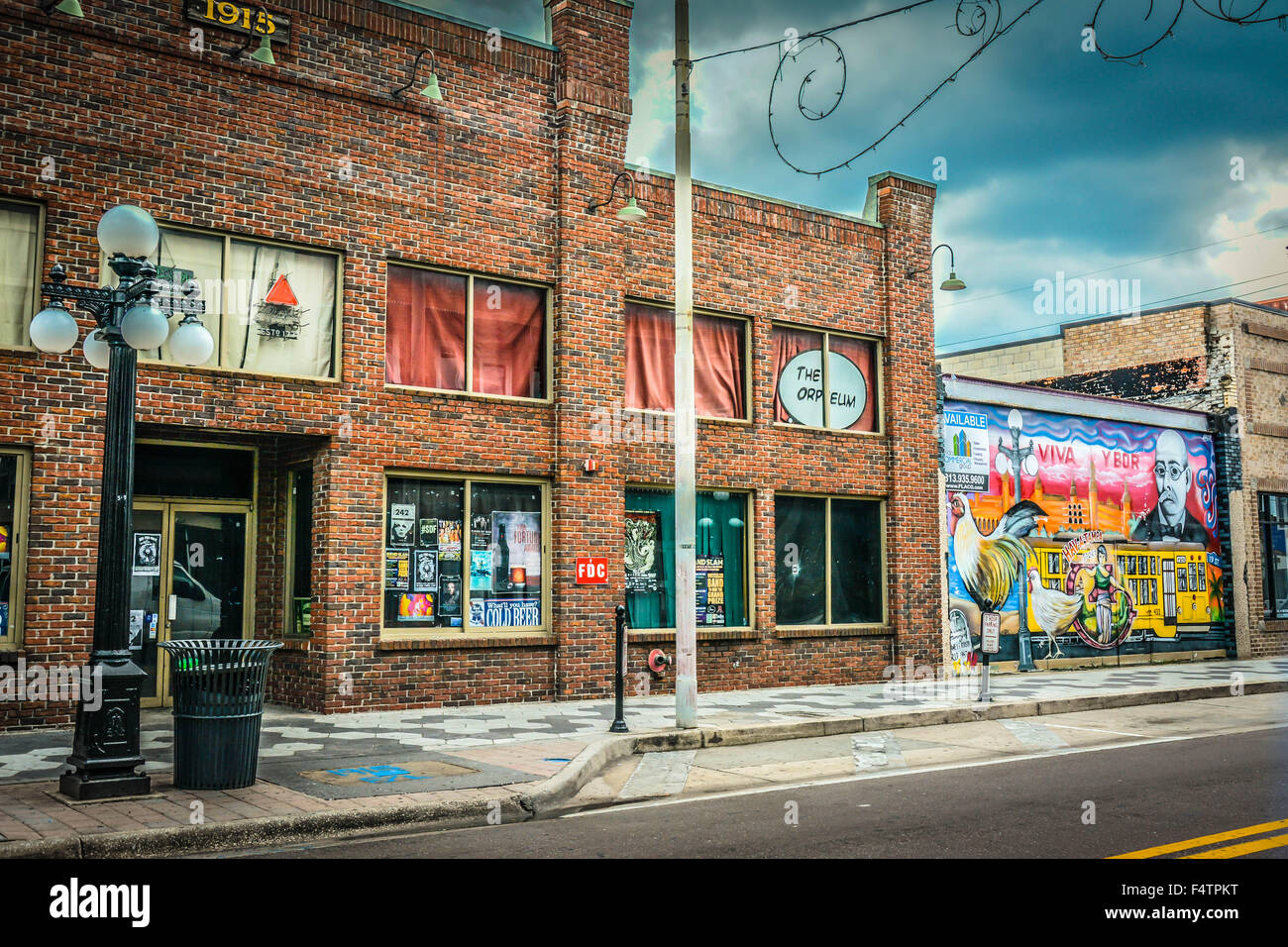 Street Art, murali e grafica di Ybor City, FL, l'ex "Cigar capitale di tutto il mondo si stabilirono dal cubano & immigrati spagnoli vicino a Tampa, FL Foto Stock