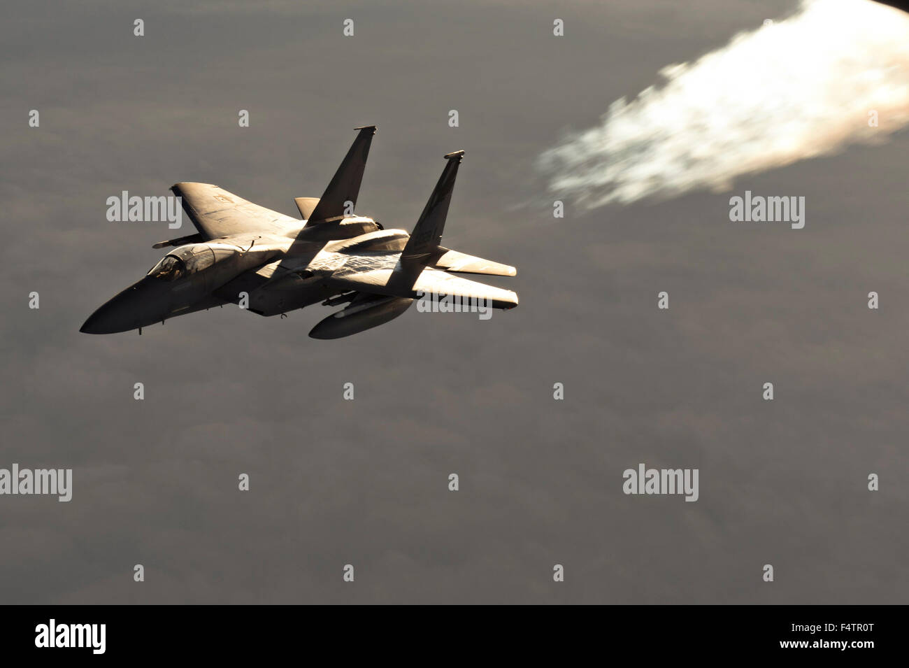 U.S Air Force F-15 Strike Eagle fighter aircraft dopo il rifornimento a metà aria durante una missione a sostegno dei vigili scudo 20 ottobre 2015 su Iqaluit, Nunavut, Canada. Foto Stock U.S Air Force F-15 Strike Eagle fighter aircraft dopo il rifornimento a metà aria durante una missione a sostegno dei vigili scudo 20 ottobre 2015 su Iqaluit, Nunavut, Canada. Foto Stock