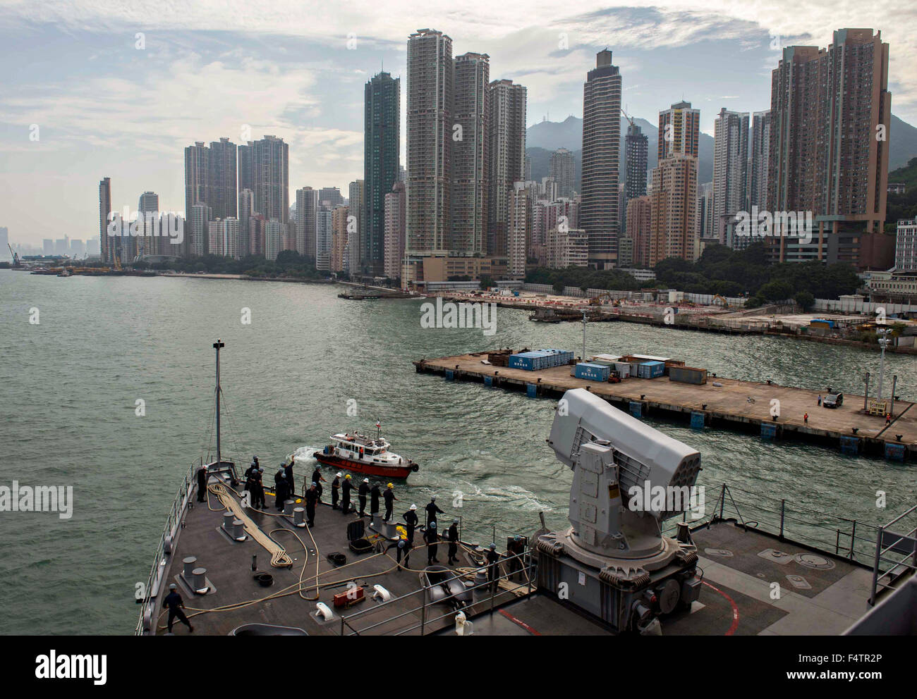 Lo skyline di Hong Kong Island visto da parte degli Stati Uniti Navy dock anfibio sbarco nave USS Germantown durante un porto di scalo nel porto Victoria Ottobre 13, 2015 a Hong Kong. Foto Stock