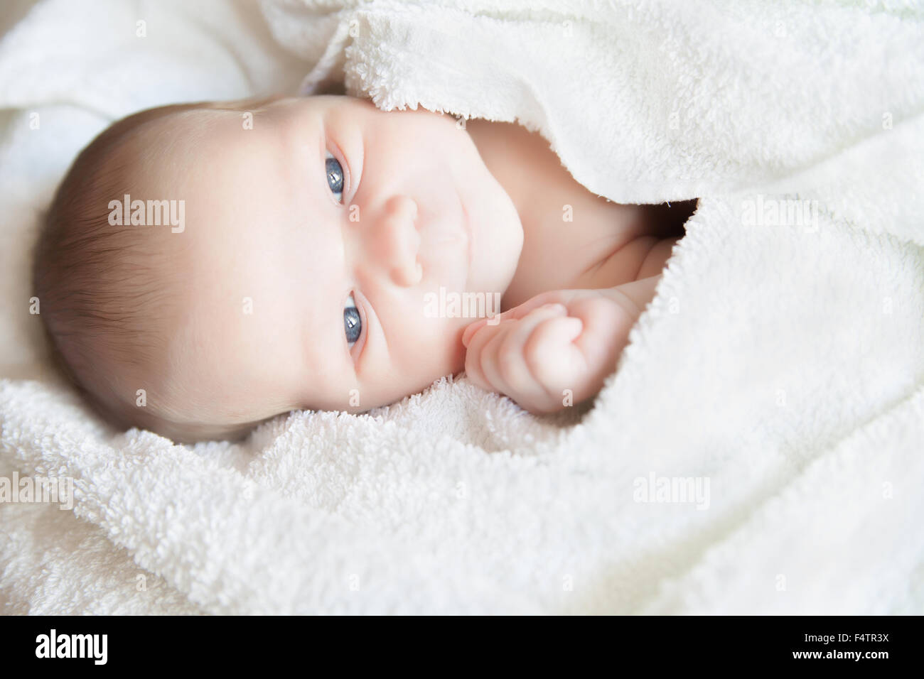 Sonno neonato neonato sdraiato sul letto di close-up Foto Stock