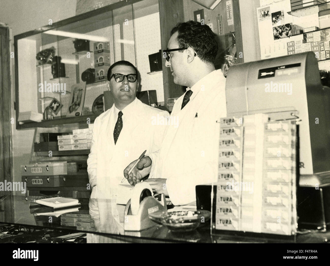 Due impiegati in camici nell'ottico del negozio, Italia Foto Stock