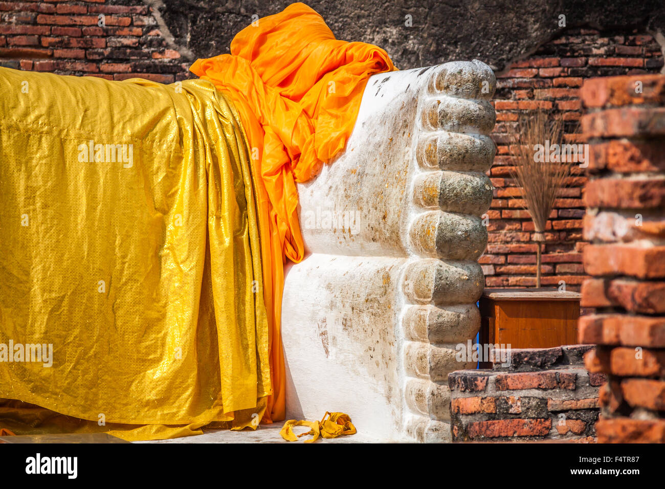 Gigante Buddha reclinato statua piedi al Wat Lokayasutharam Ayutthaya Bangkok in Thailandia Foto Stock