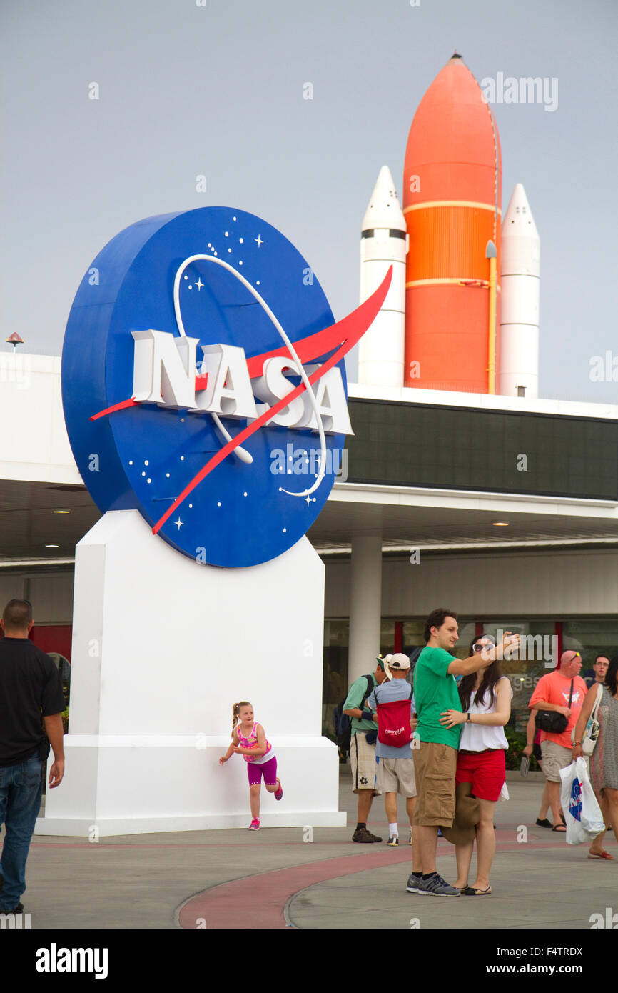 I turisti presso la John F. Kennedy Space Center, Merritt Island, Florida, Stati Uniti d'America. Foto Stock