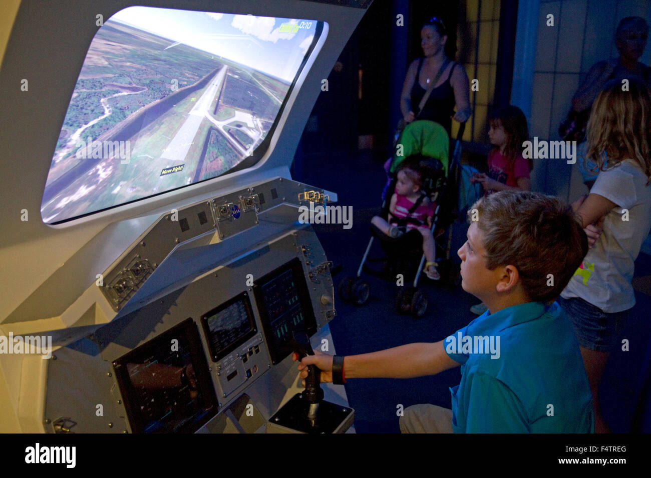 Boy utilizzando un simulatore di volo presso la John F. Kennedy Space Center, Merritt Island, Florida, Stati Uniti d'America. Foto Stock