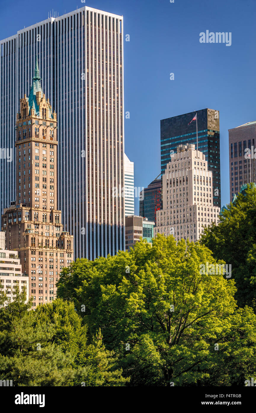 Vista estiva di Midtown Manhattan grattacieli e South East Central Park di New York City Foto Stock