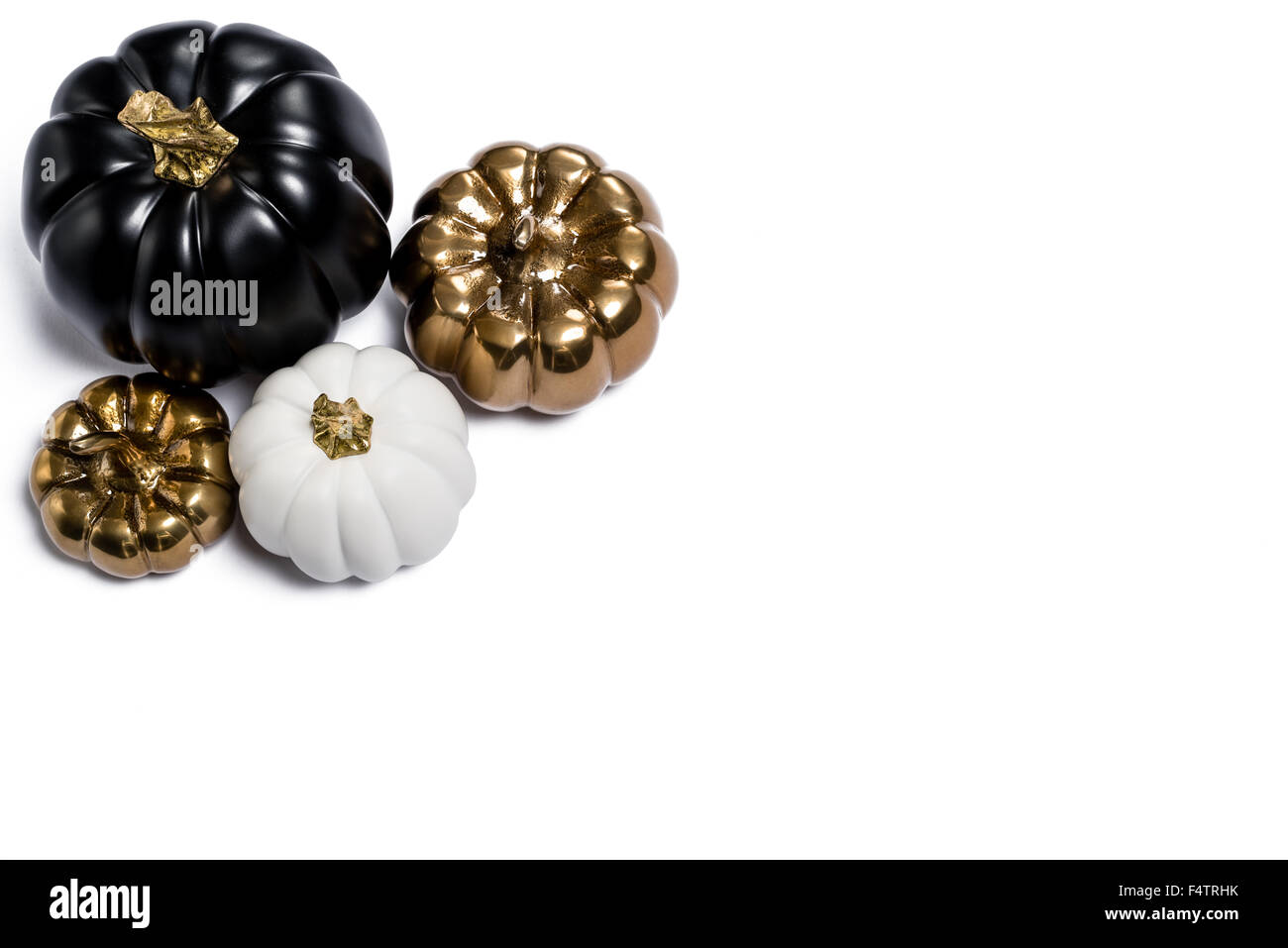 Oro nero & bianco zucche ringraziamento rientrano ancora stagionale spaccato di vita su sfondo bianco Foto Stock