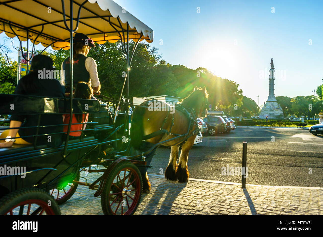 Cavallo tradizionali nel carrello porta i turisti a Belem al tramonto. Ottobre, 2105. Lisbona, Portogallo. Foto Stock