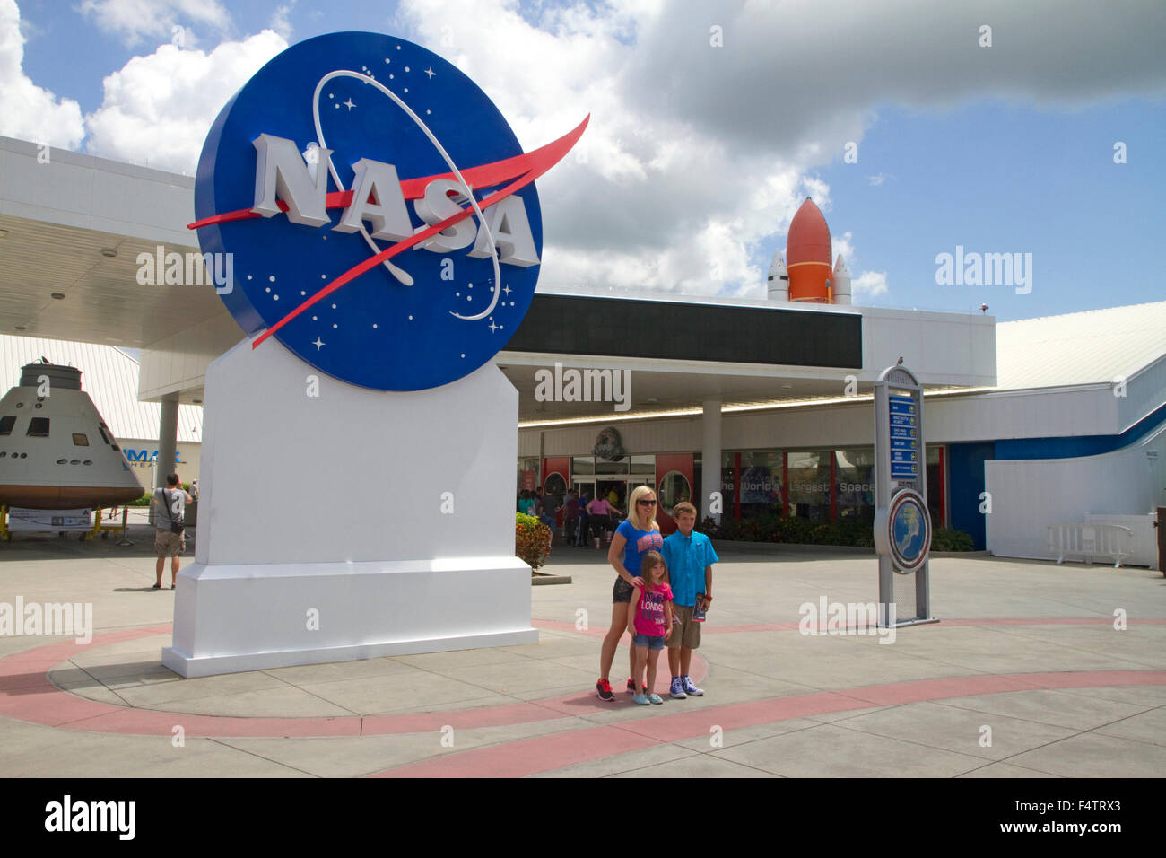 I turisti presso la John F. Kennedy Space Center, Merritt Island, Florida, Stati Uniti d'America. Foto Stock