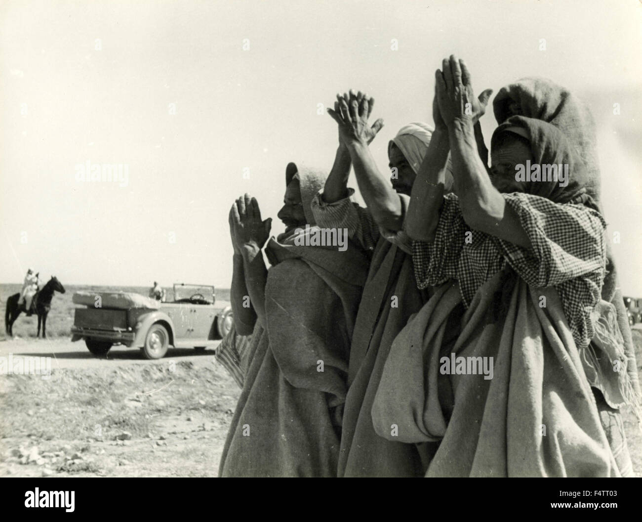 Un gruppo di Nord Africani ha accolto con favore il passaggio di italiano colonialists, Libia Foto Stock