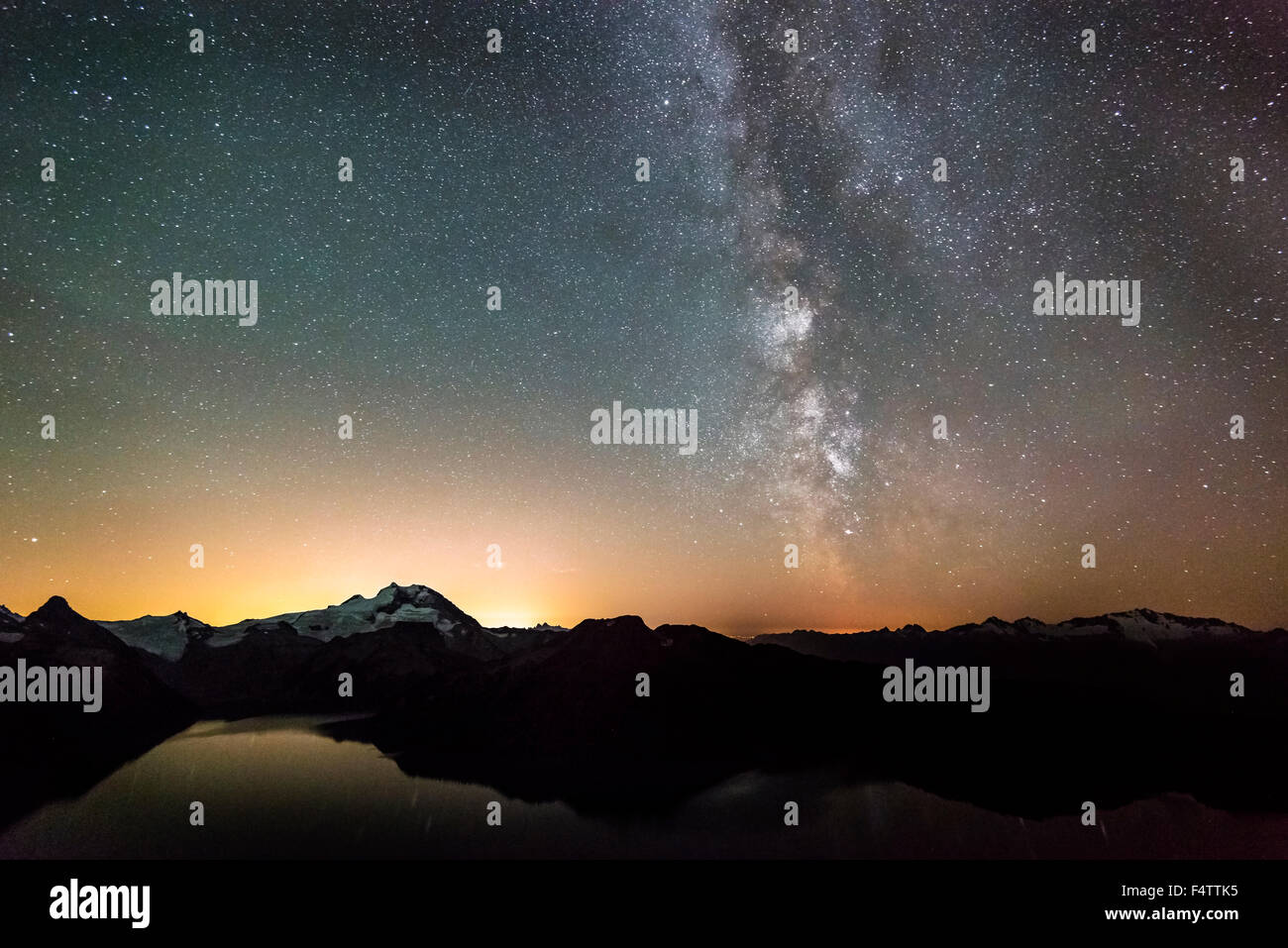 La Via Lattea e inquinamento luminoso da Vancouver guardando sopra il lago di Garibaldi, Whistler, BC, Canada. Foto Stock