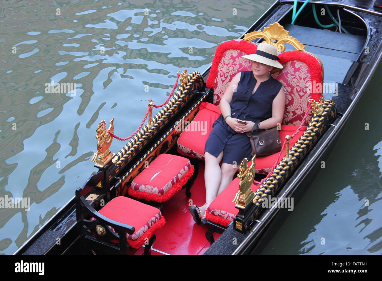 Una signora sale su una gondola, Venezia, Italia Foto Stock