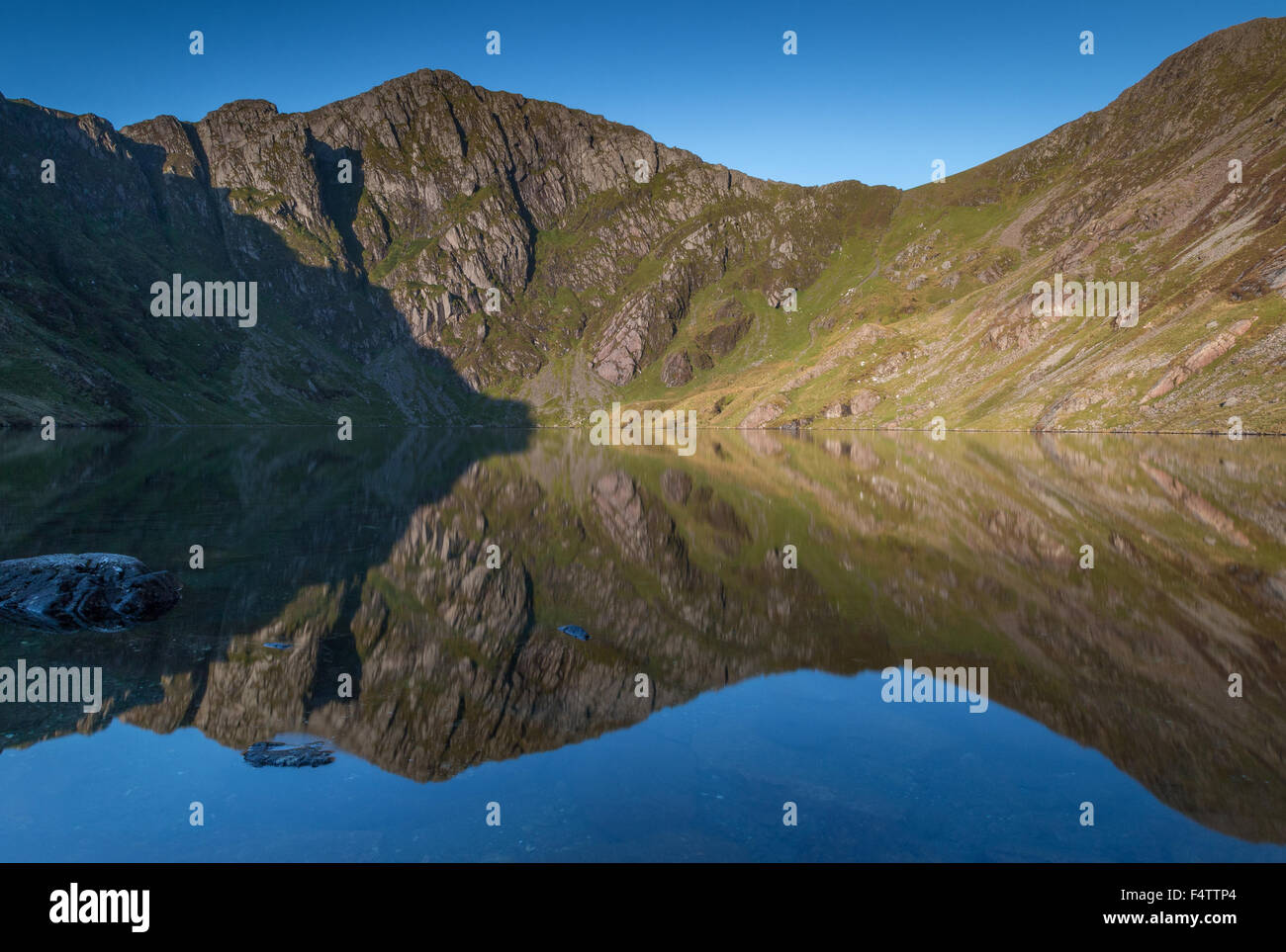 Craig Cau riflessione, Snowdonia Foto Stock