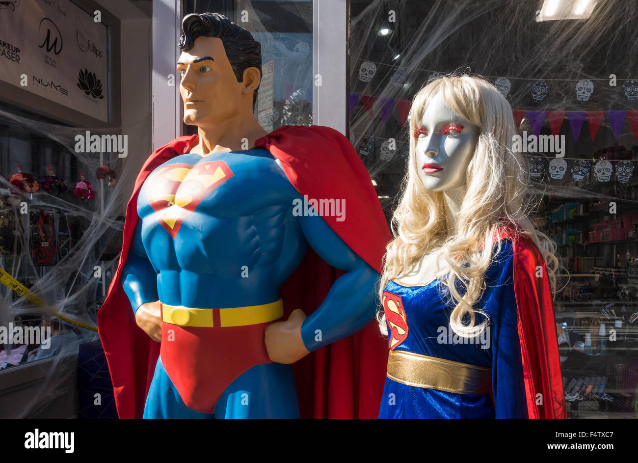 Life-size statue in plastica del Superman e Supergirl al di fuori di un negozio di specialità Foto Stock