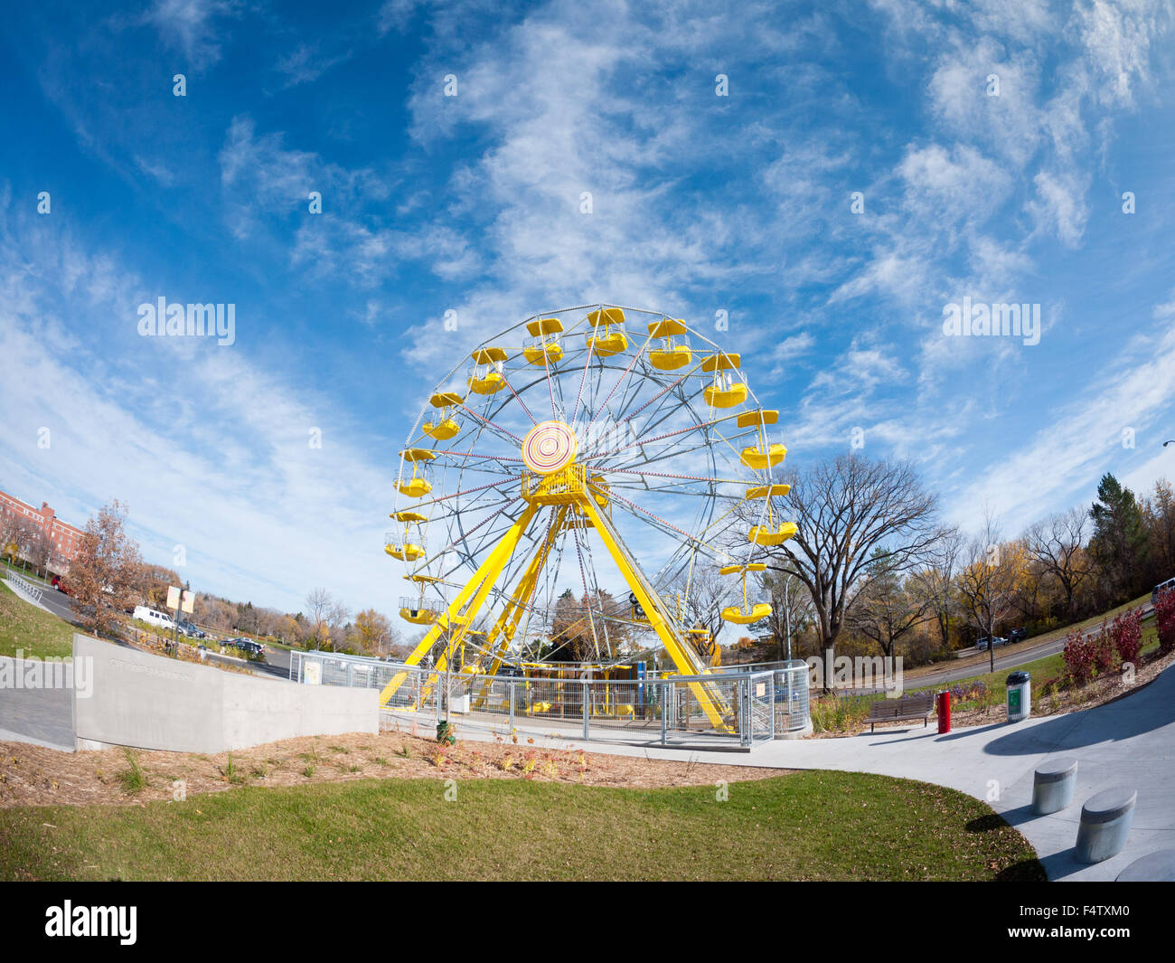 Un angolo ampio, Vista fisheye del giallo ruota panoramica Ferris al PotashCorp Playland presso parenti Park di Saskatoon, Canada. Foto Stock
