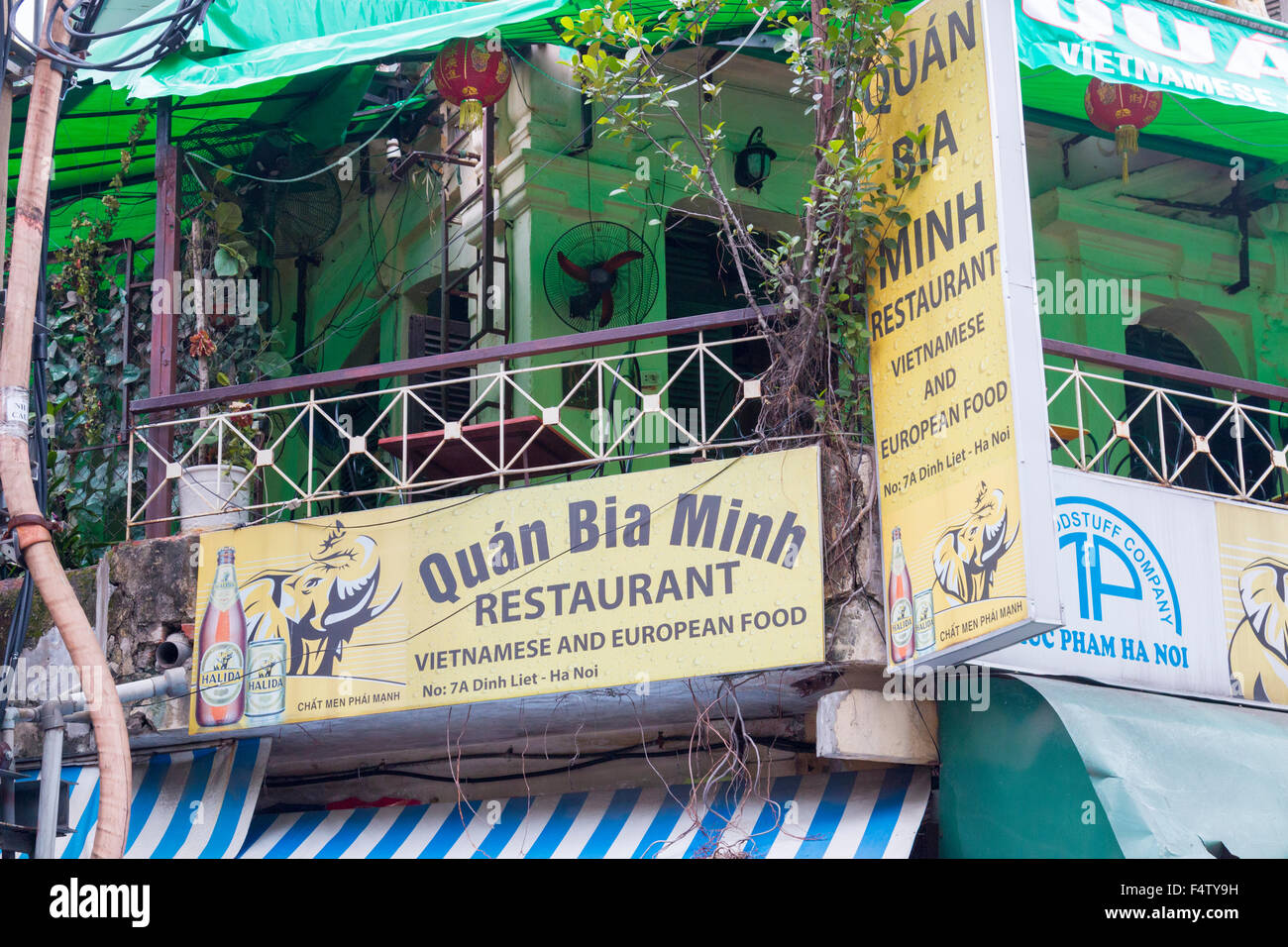 Ristorante vietnamita anche la vendita di prodotti alimentari europei ad Hanoi old quarter,città capitale,Vietnam,Asia Foto Stock