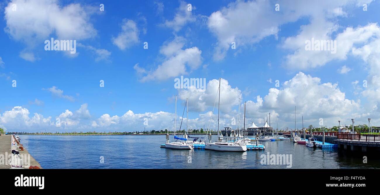 Il bellissimo panorama di un piccolo porto di yacht nel sud di Taiwan Foto Stock