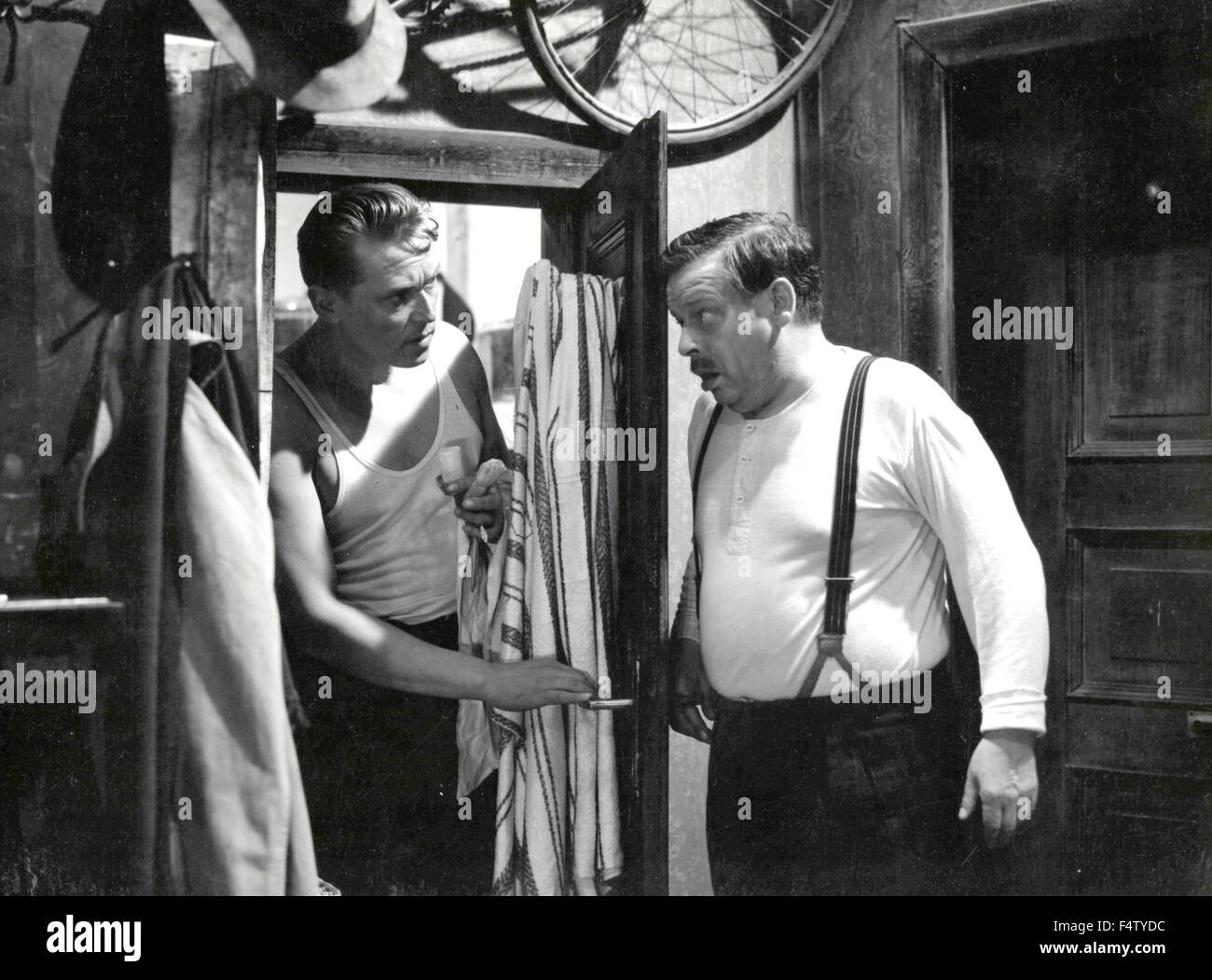 Due attori in un giubbotto e bretelle in una scena di un film Foto stock -  Alamy