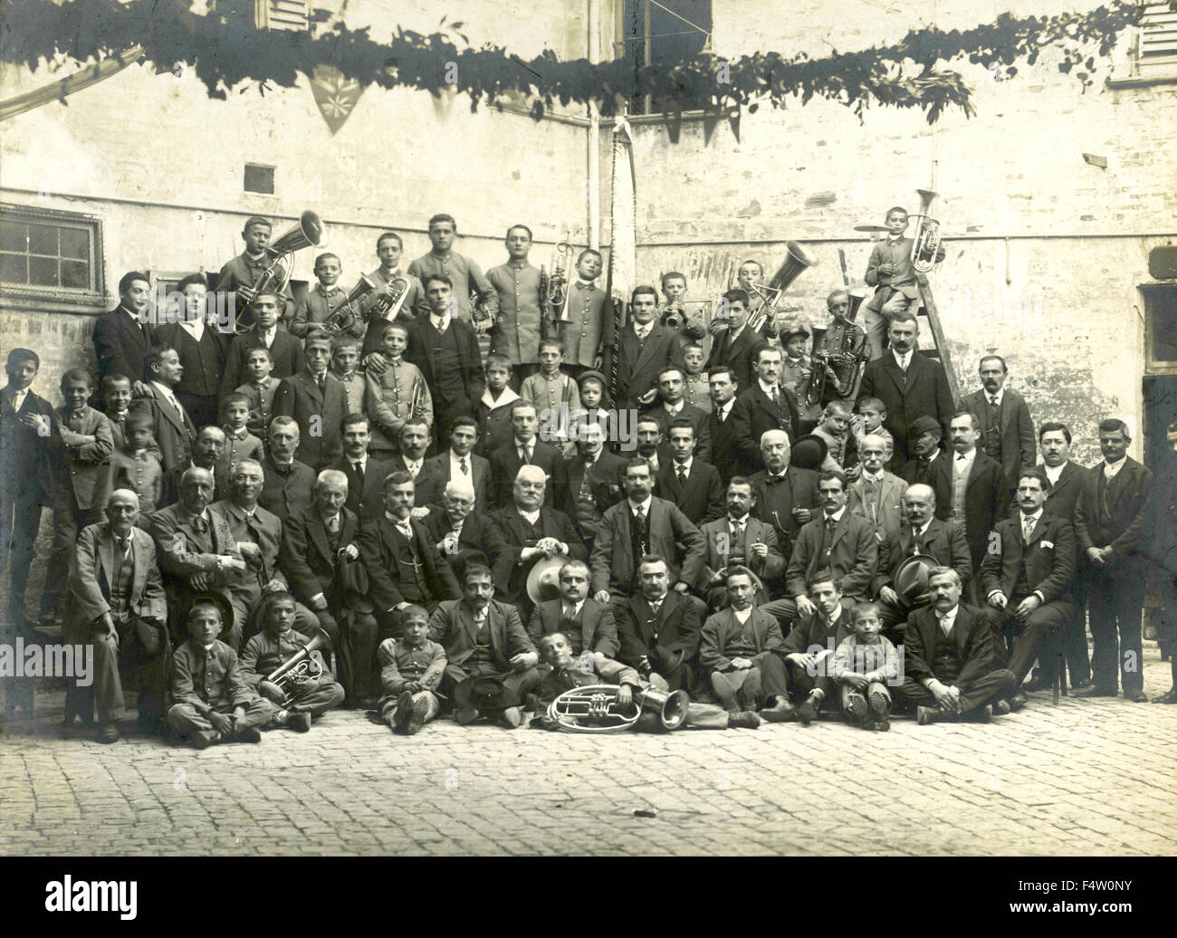 Un folto gruppo di musicisti Foto Stock