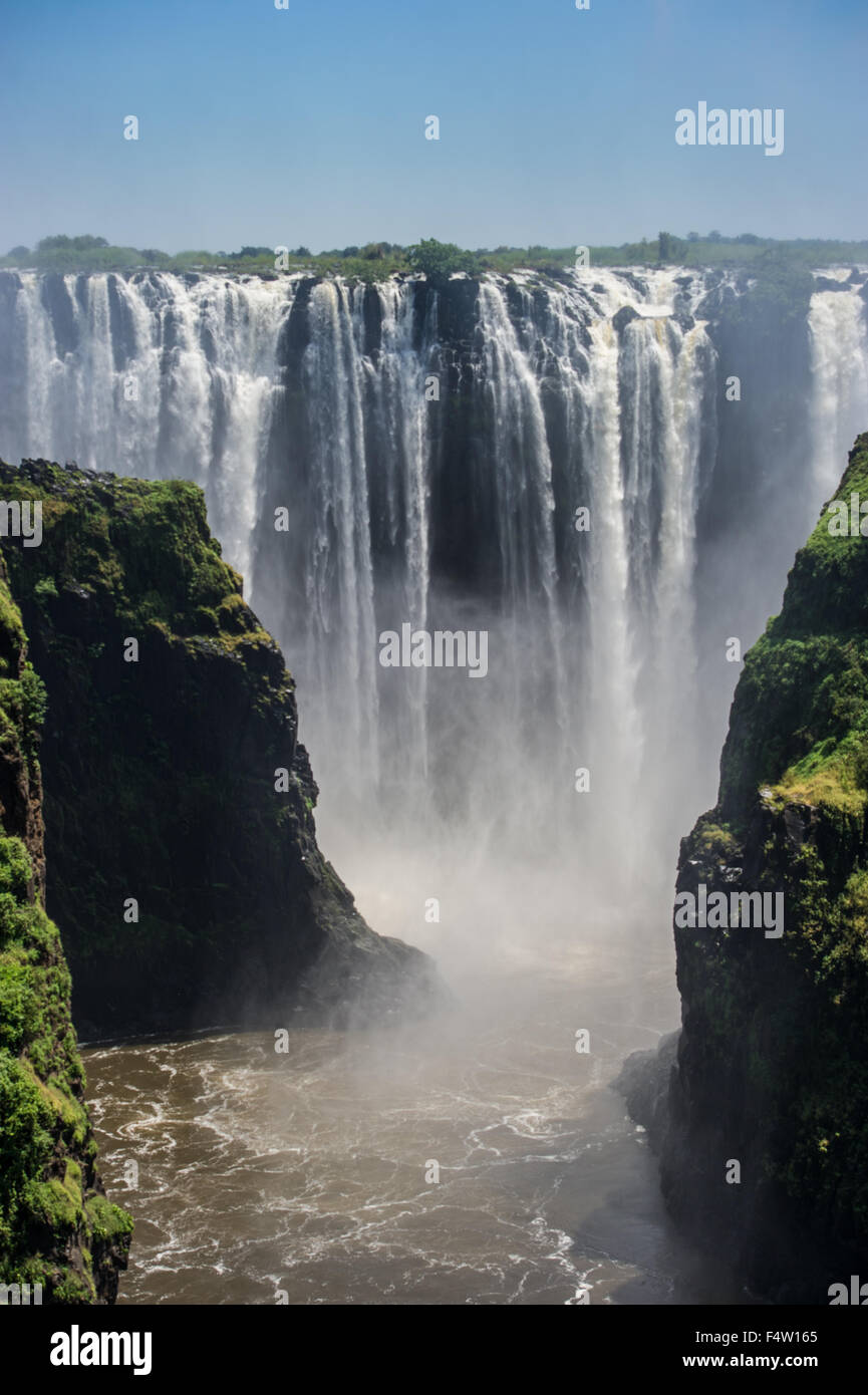 VICTORIA FALLS, dello Zimbabwe , AFRICA - Victoria Falls (Mosi-oa-Tunya) , mondi più grande cascata , sul fiume Zambesi Foto Stock