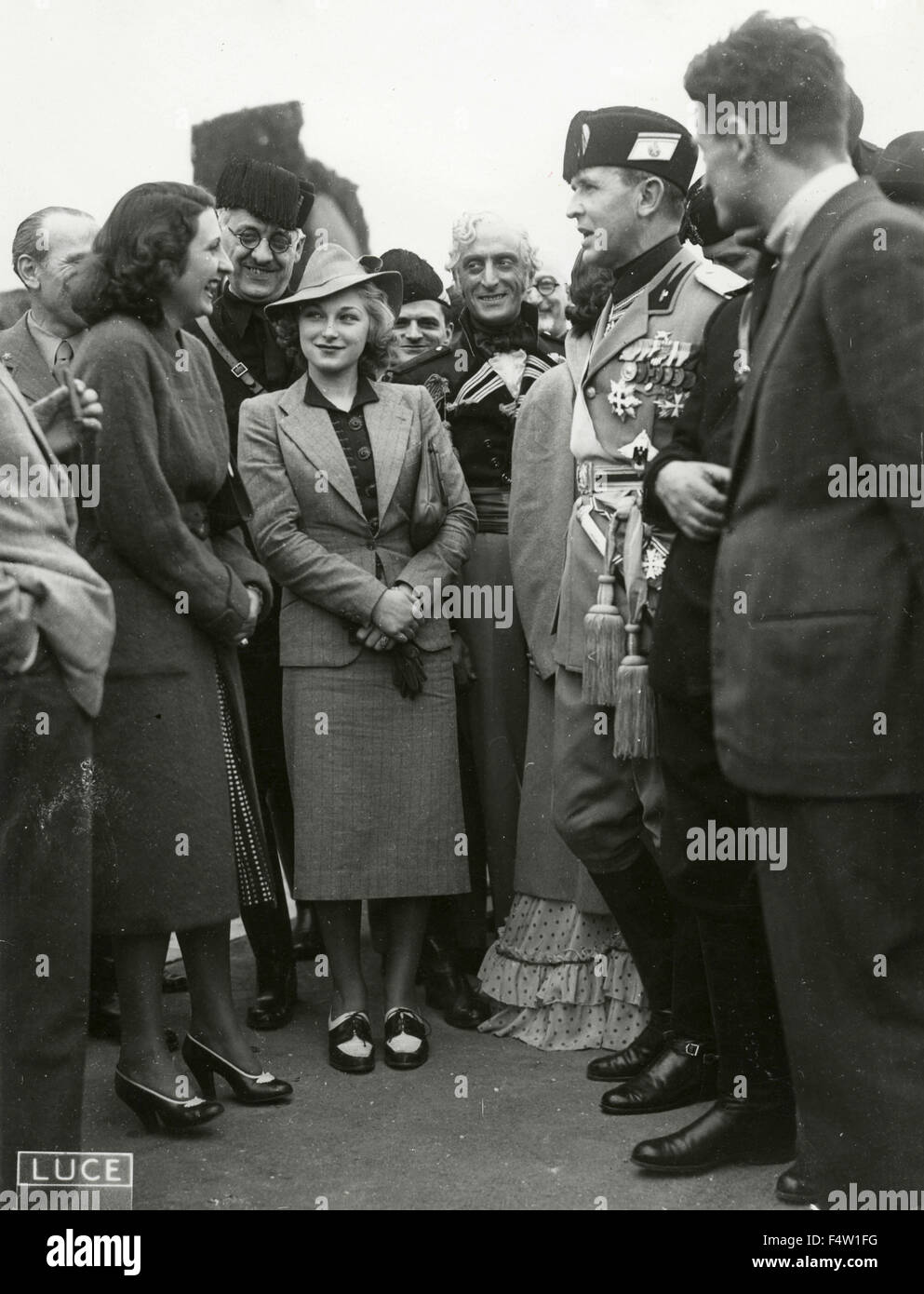 Fascista e giovani donne vestite con la moda del 30s, Italia Foto Stock