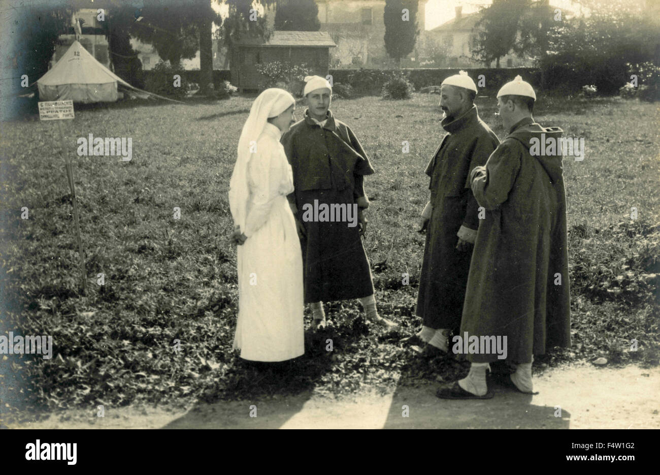 Piccolo gruppo di religiosi, Italia Foto Stock