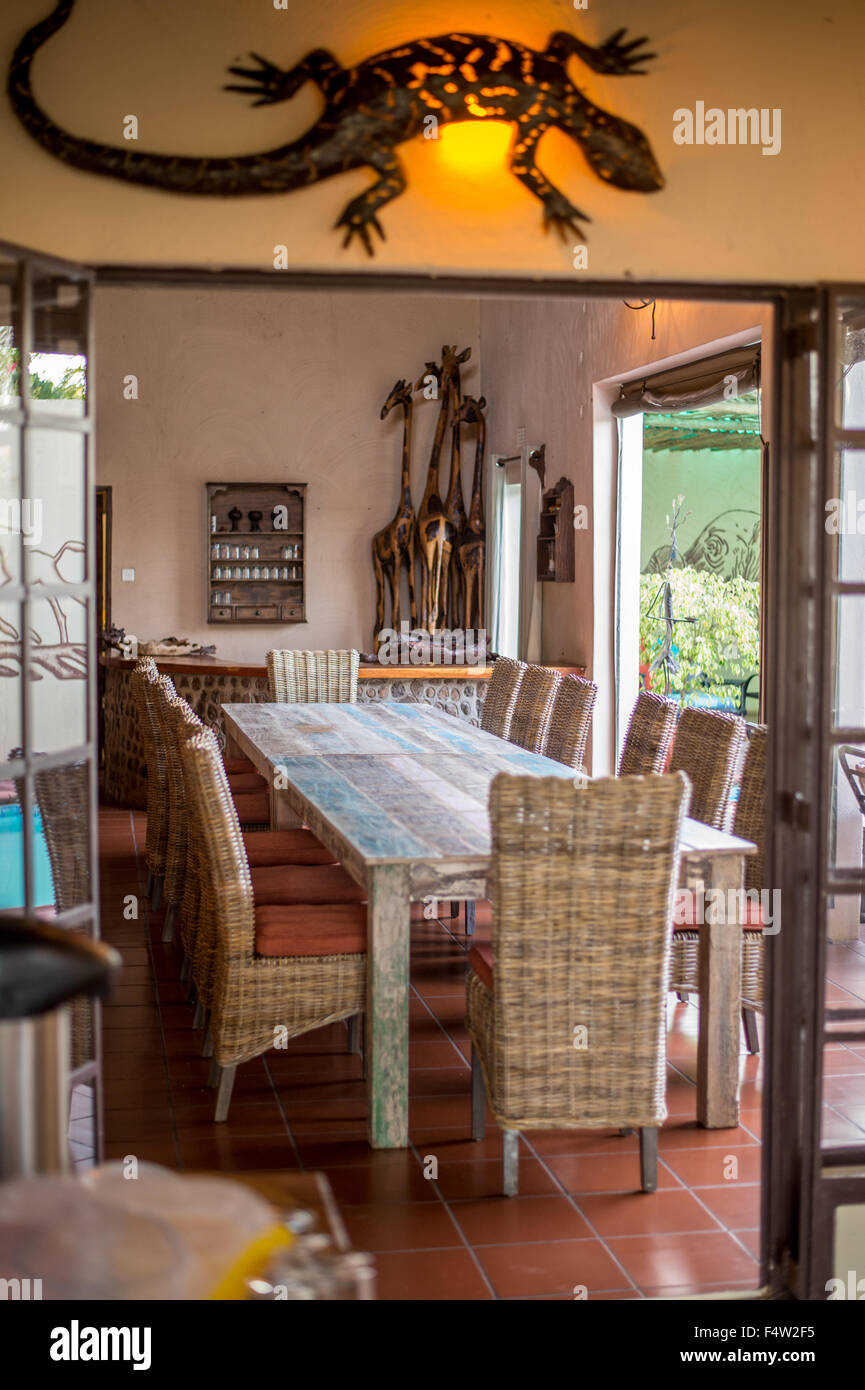 Kasane Botswana - grande tavolo per la cena nella sala da pranzo. Foto Stock