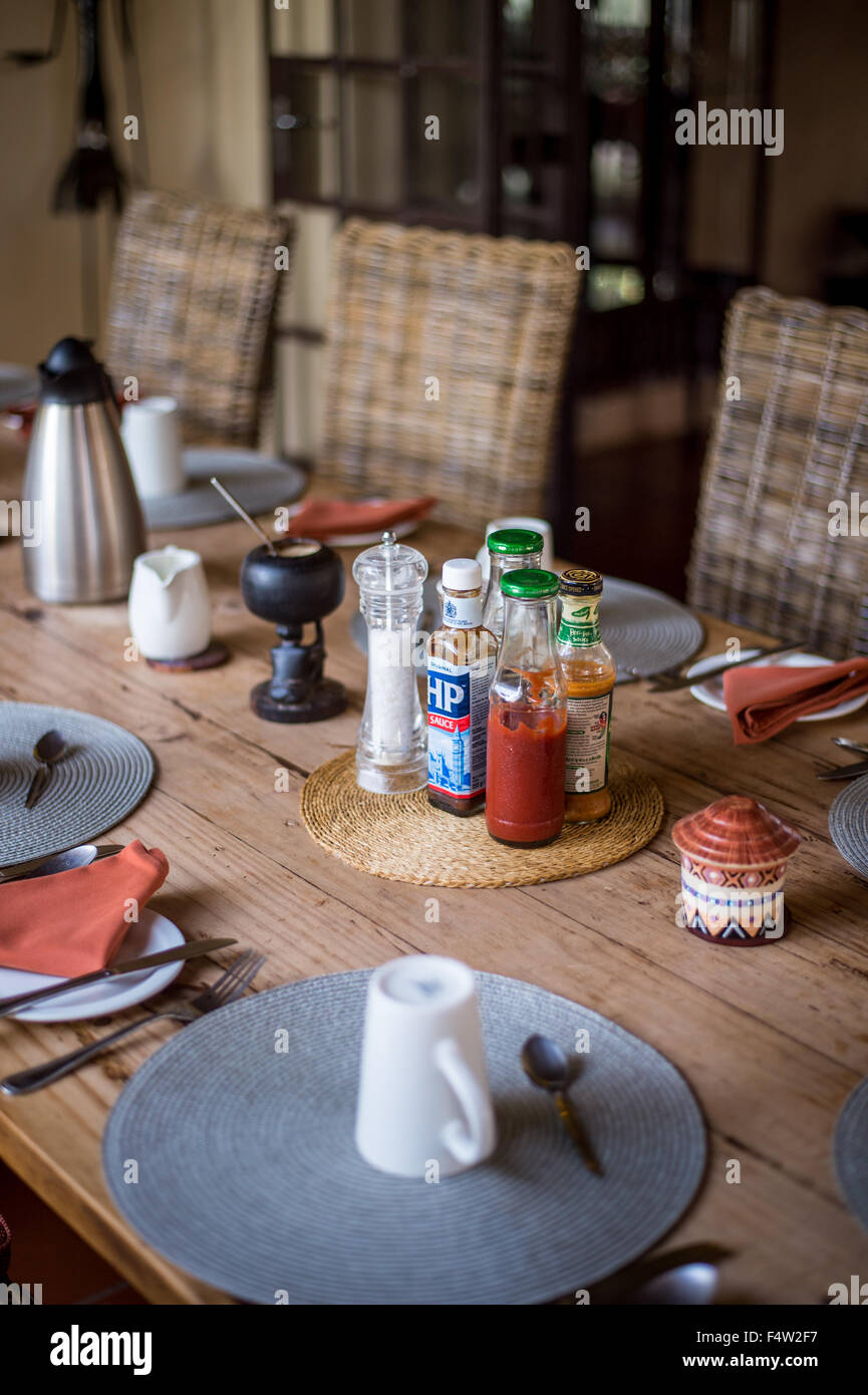 Kasane Botswana - Condimenti sul tavolo per la cena. Foto Stock
