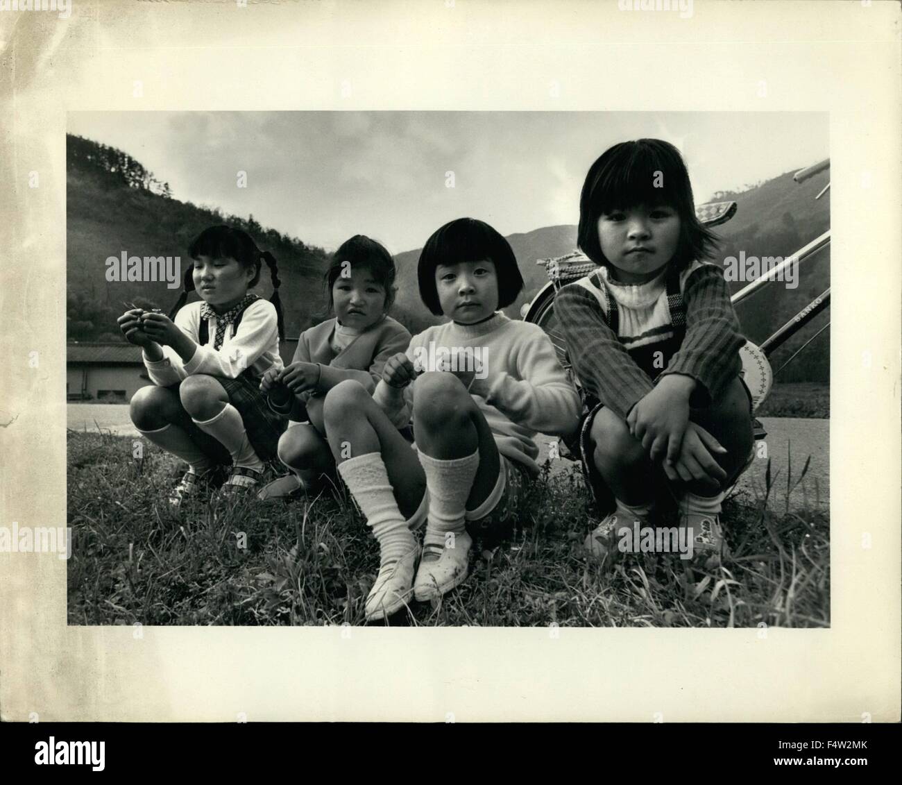 1955 - Bambini giapponesi sono ordinatamente vestito anche in area rurale. © Keystone Pictures USA/ZUMAPRESS.com/Alamy Live News Foto Stock