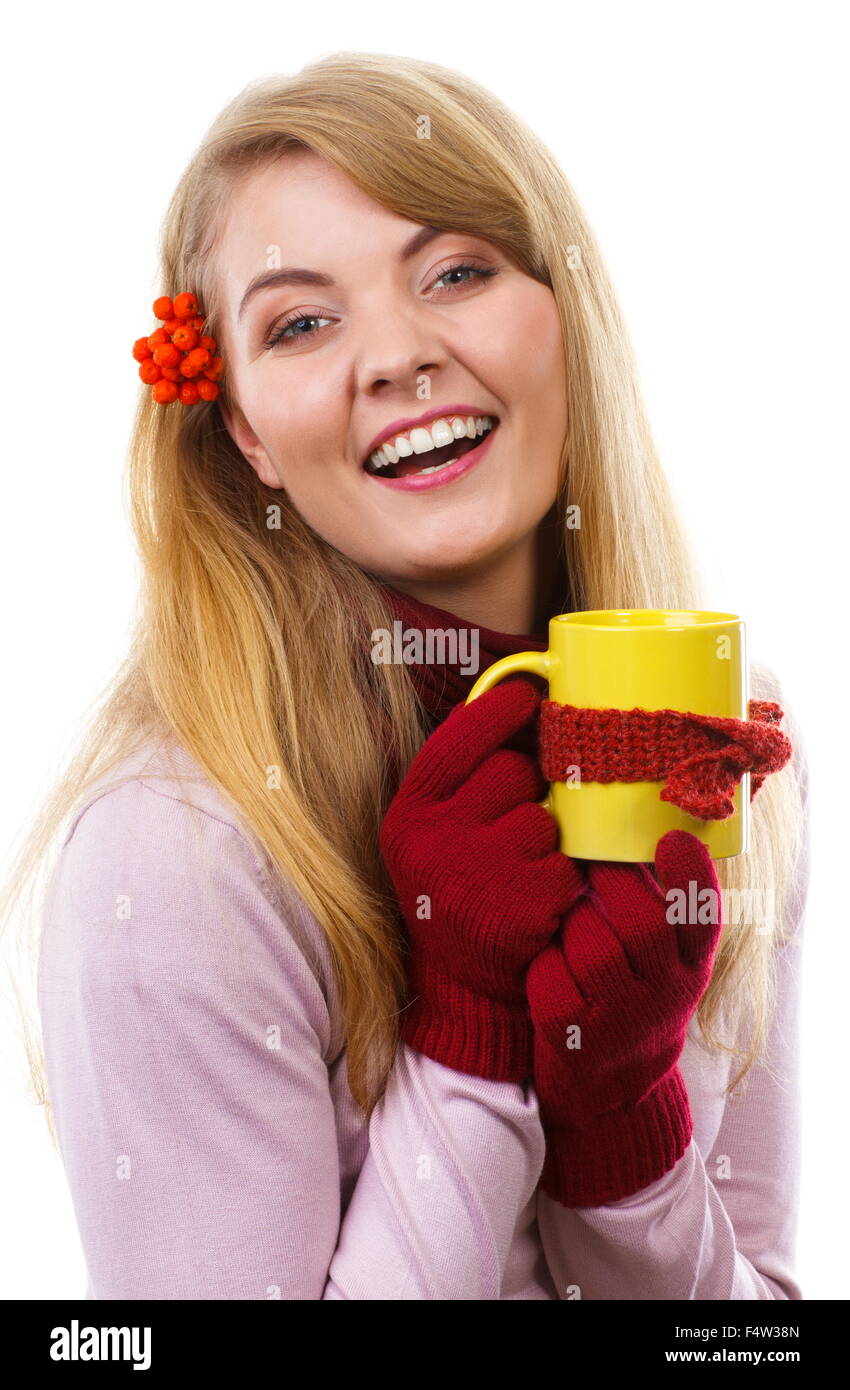 Donna felice in guanti di lana con rowan nella sua azienda per capelli giallo tazza di tè caldo avvolto sciarpa, autunno decorazione, Foto Stock