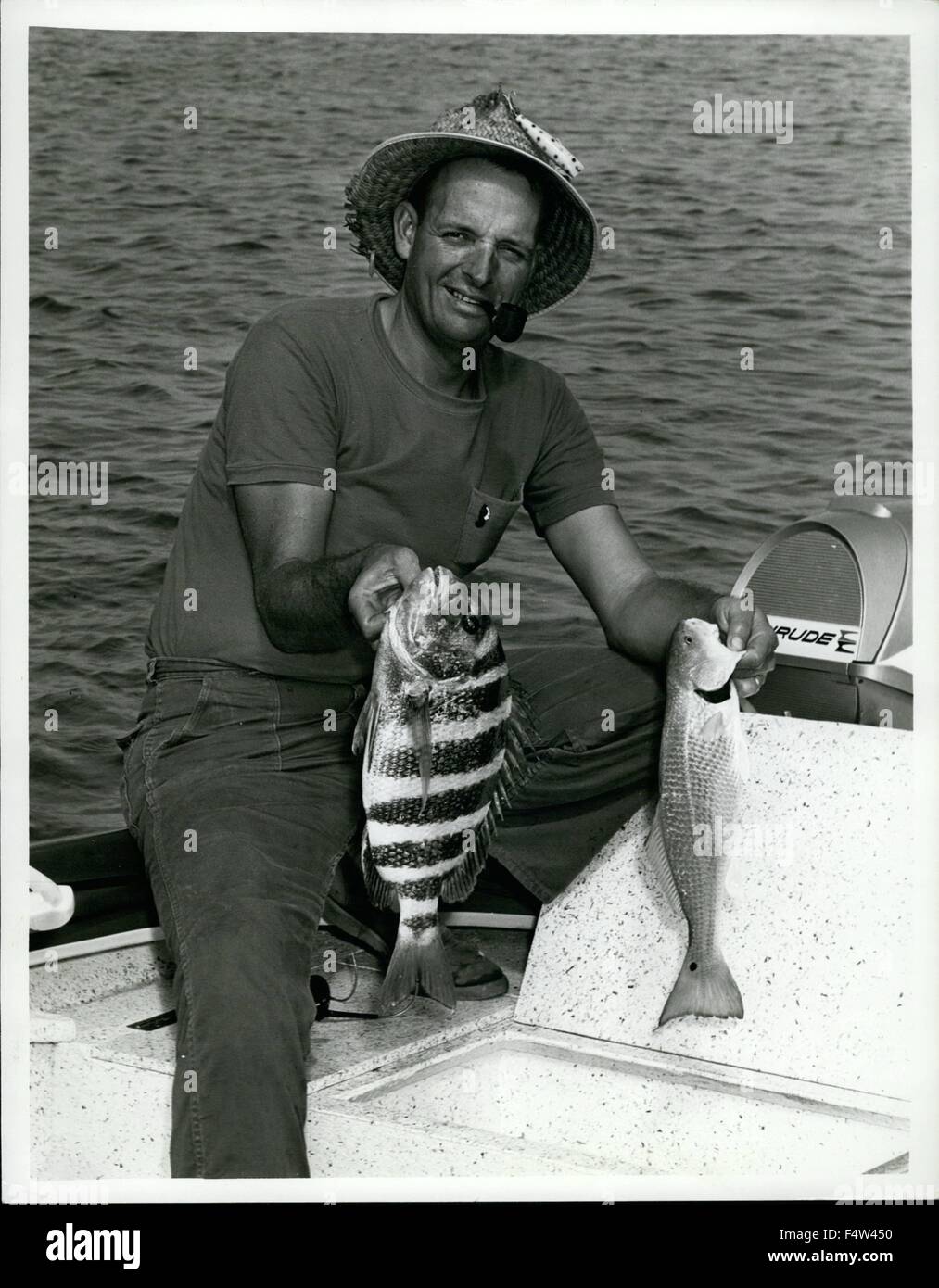 1962 - Miami Herald editor esterno Vic Dunaway, uno della Florida il più esperto dei pescatori, è un vero fan di sheepshead pesca, e quando la pesca sportiva per i rigatori, solitamente tira in un scorfano o due. © Keystone Pictures USA/ZUMAPRESS.com/Alamy Live News Foto Stock